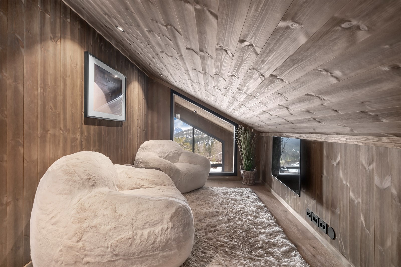 Trenger man ekstra spillerom for barnefamilier har man loftstue. Vindu ned til stuen. Galleribilde