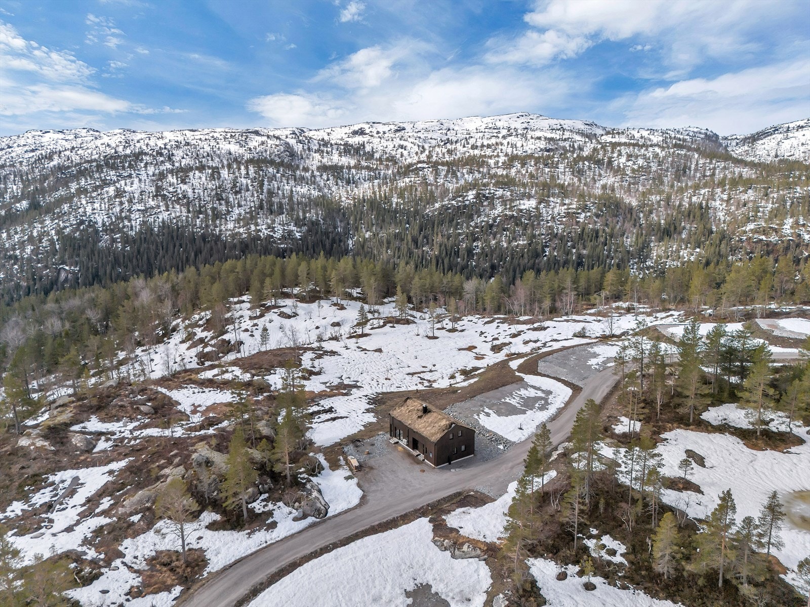 Hytta ligger helt for selg selv på et høydedrag i flott natur med nydelig utsikt. Galleribilde