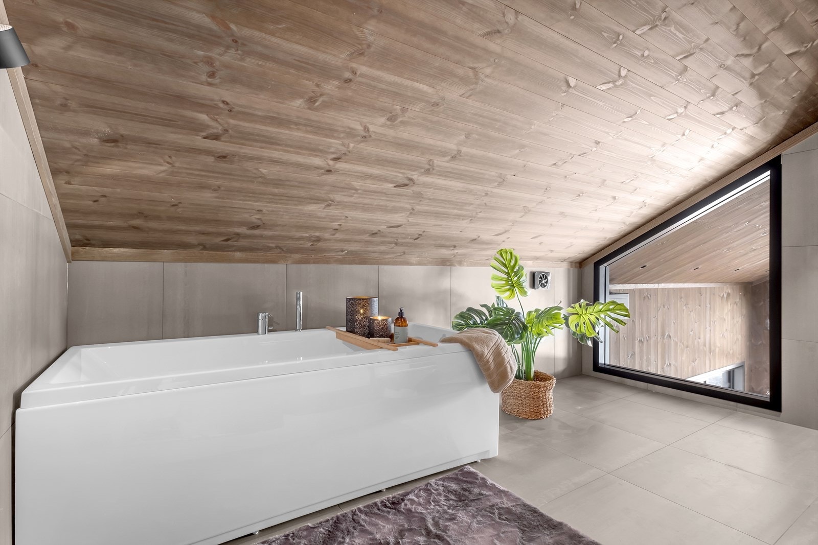 Vindu fra badet og ned til stuen. Galleribilde