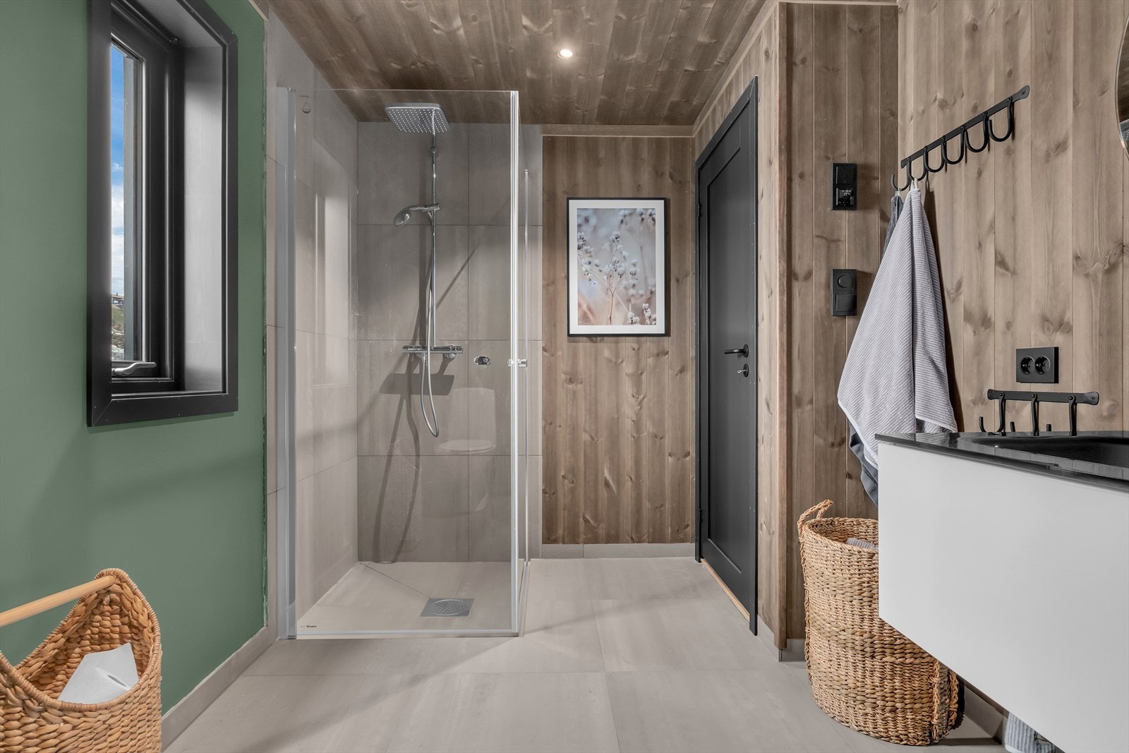 Badet er romslig og innredet med dusj, toalett og servant med baderomsinnredning. Galleribilde