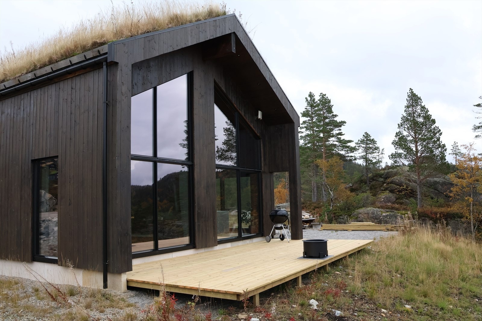 Terrasse i front av hytta Galleribilde