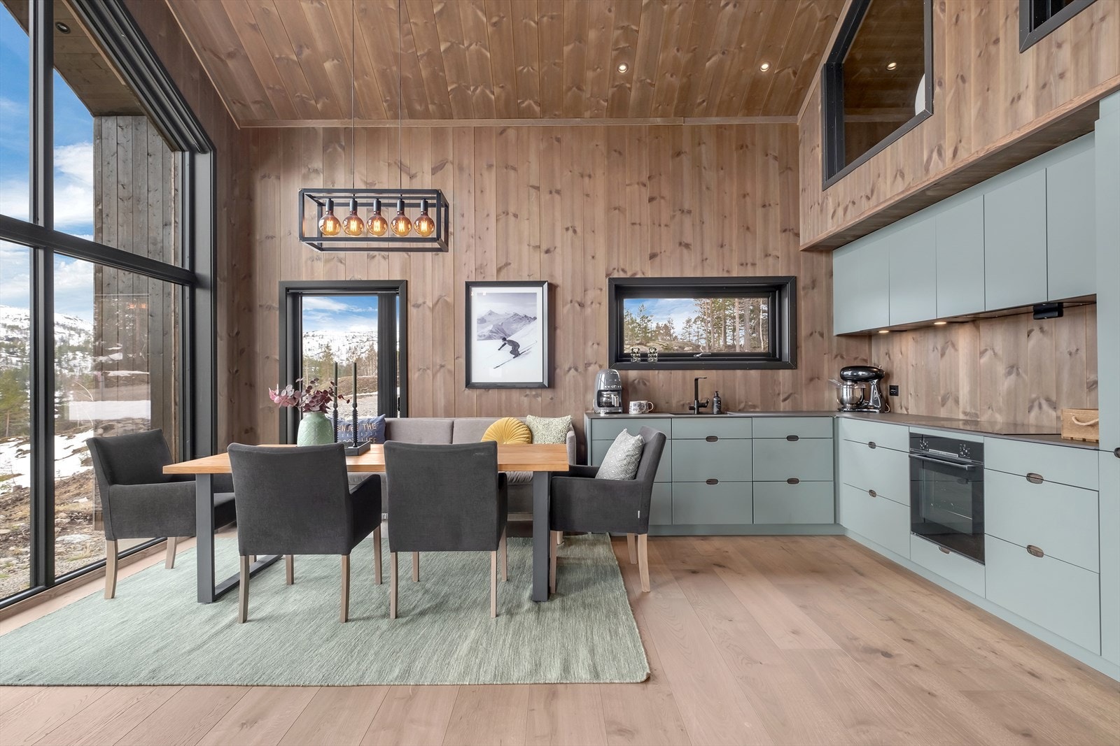 Det medfølger integrert stekeovn, koketopp, oppvaskmaskin og kjøleskap. Galleribilde