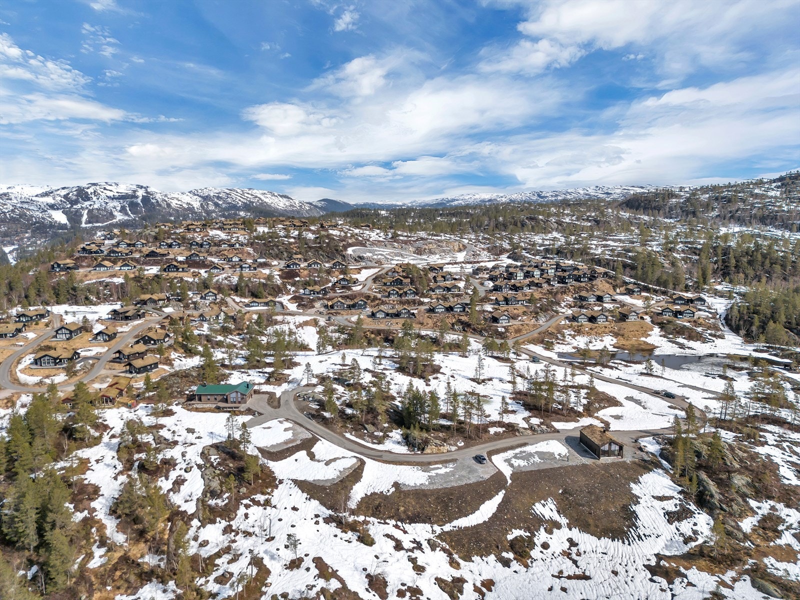 Oppkjørte skiløyper like utenfor hyttedøren. Galleribilde