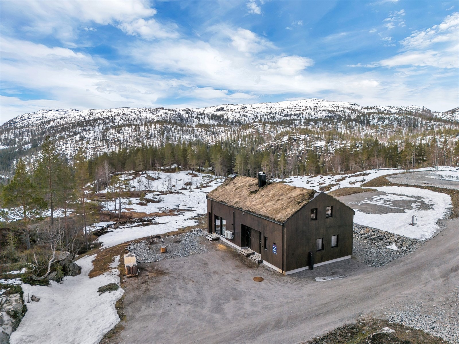 Eiendommen ligger tilbaketrukkent i enden av feltet og med nydelig utsikt. Galleribilde