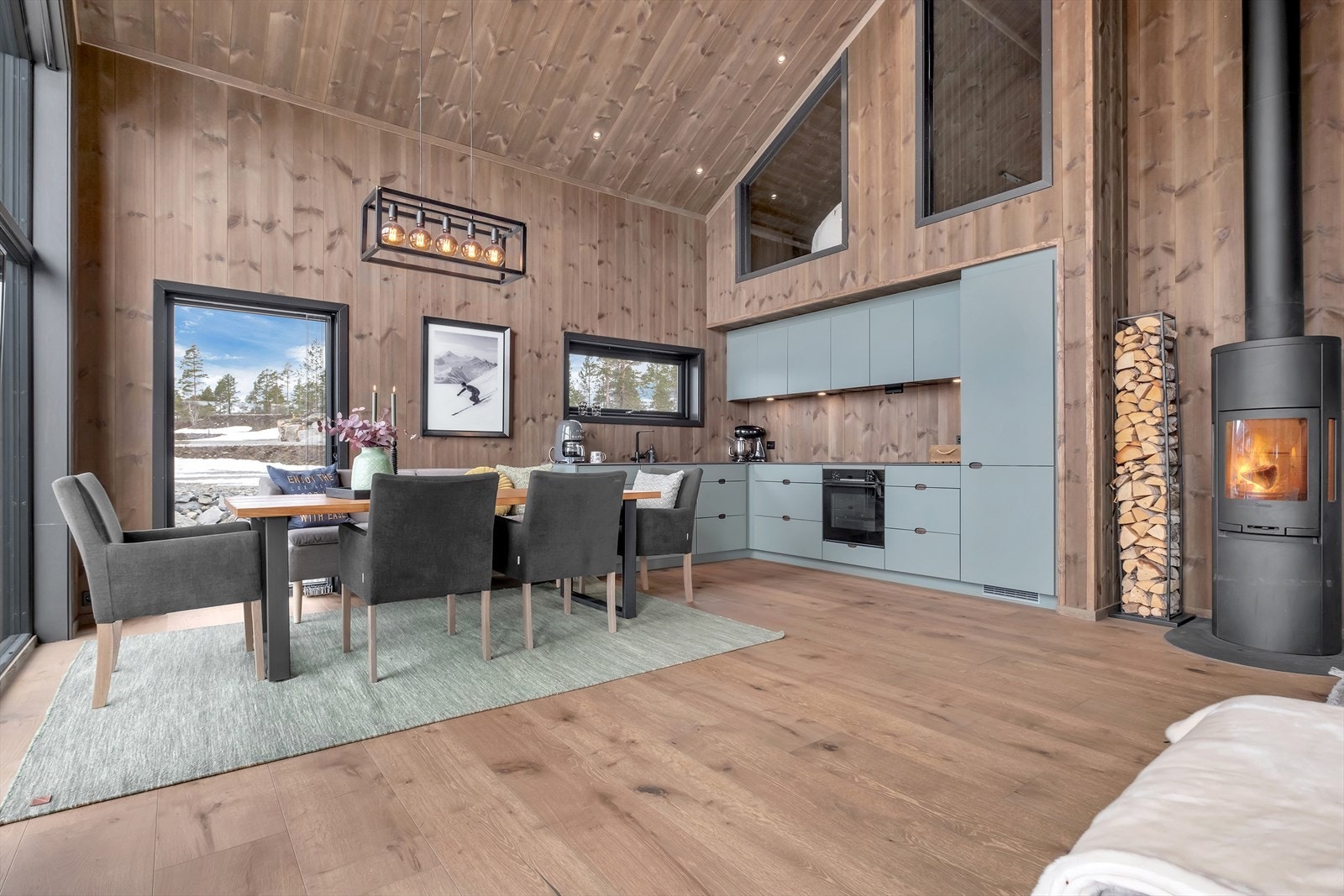 Se detaljene med vinduer inn til hemsen hvor det er loftstue. Galleribilde