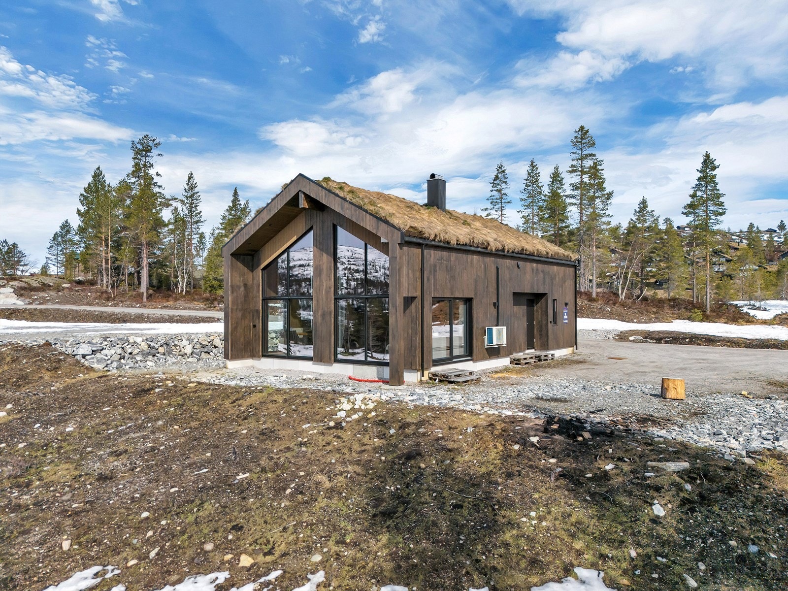 Eksklusive materialvalg og gjennomtenkt og god planløsning med høy himling og mye lys. Galleribilde