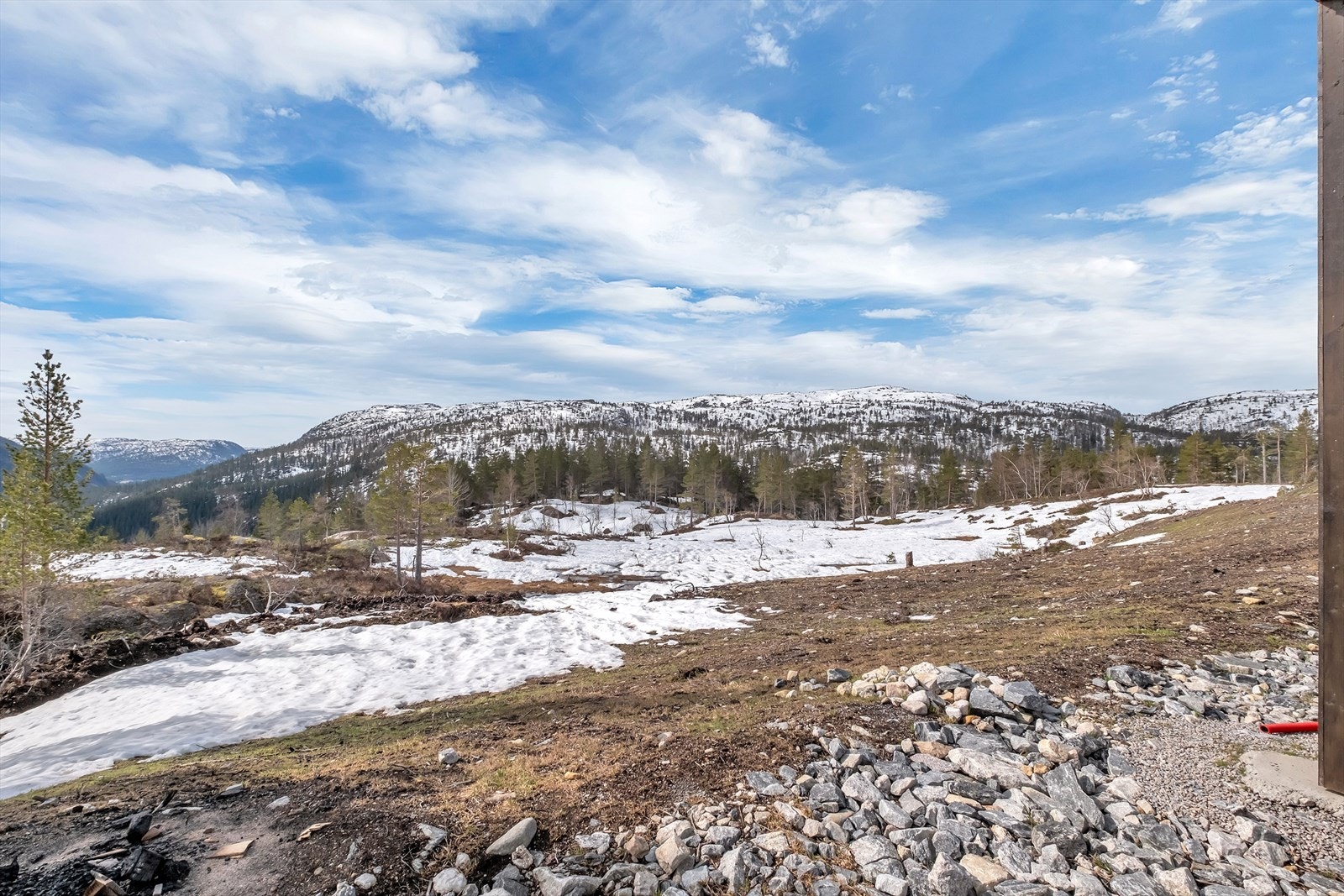 Eiendommen ligger tilbaketrukkent i enden av feltet og med nydelig utsikt. Galleribilde
