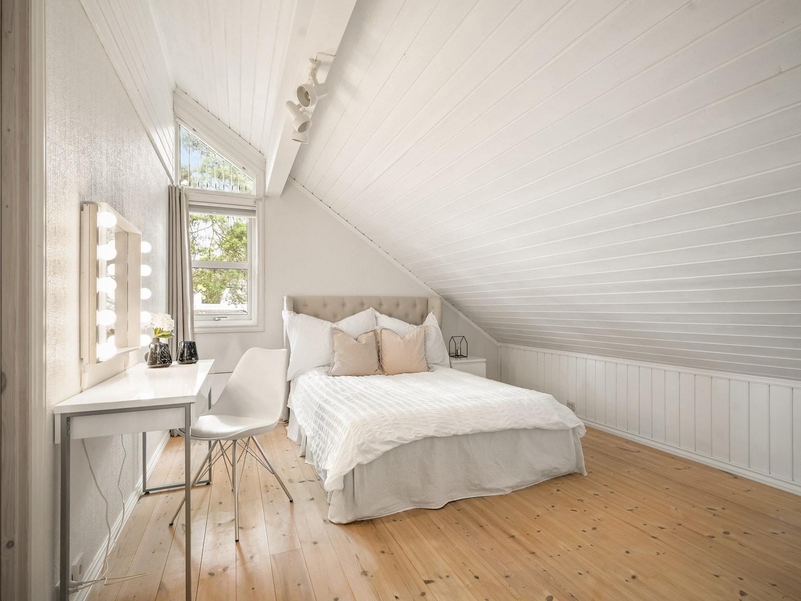 Loftsetasjens soverom 1 er velfungerende som ungdomsrom, tatt i betraktning størrelsen på stuen på samme plan. Galleribilde