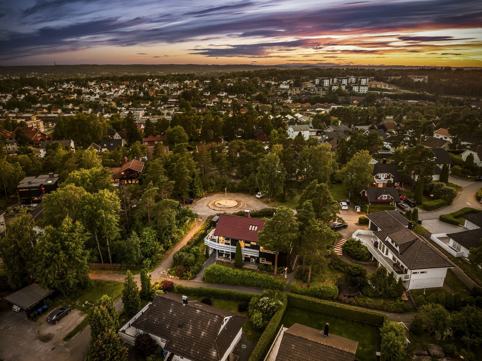 Eiendommen ligger i en av de fineste gatene i et veletablert og attraktivt nabolag. Galleribilde