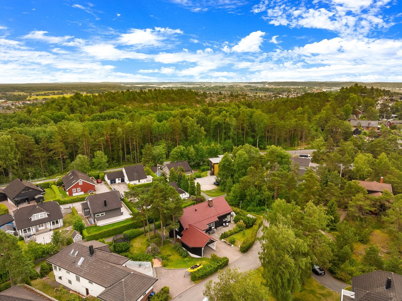 Rett øst for Falchåsen ligger det populære turområdet Mørkedalen med spennende terreng å utforske for barna. Sentrumskjernen er innenfor gangavstand eller kun få minutter på sykkel. Galleribilde