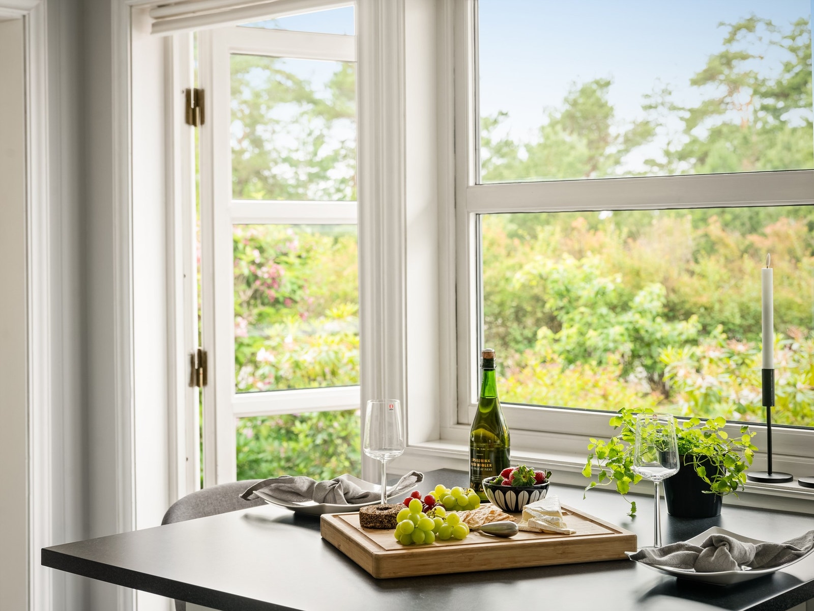 Kjøkkenet har utgang til gårdsplassen på inngangssiden hvor det sommerstid er sol ettermiddag og kveld. Galleribilde