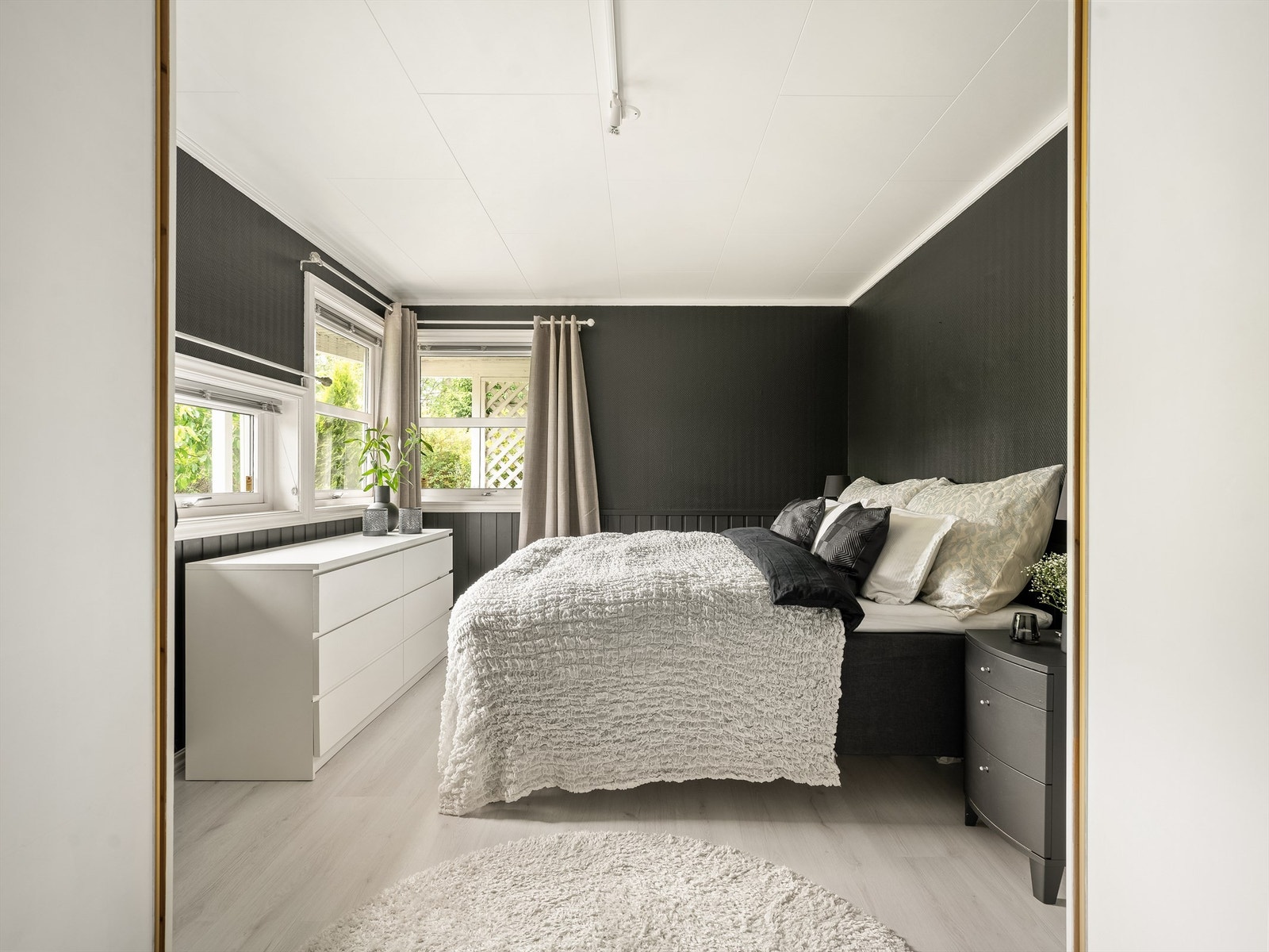 Boligens 4 soverom er alle av gode størrelser, dette er på ca. 15 kvm. og utgjør hovedsoverommet. Galleribilde