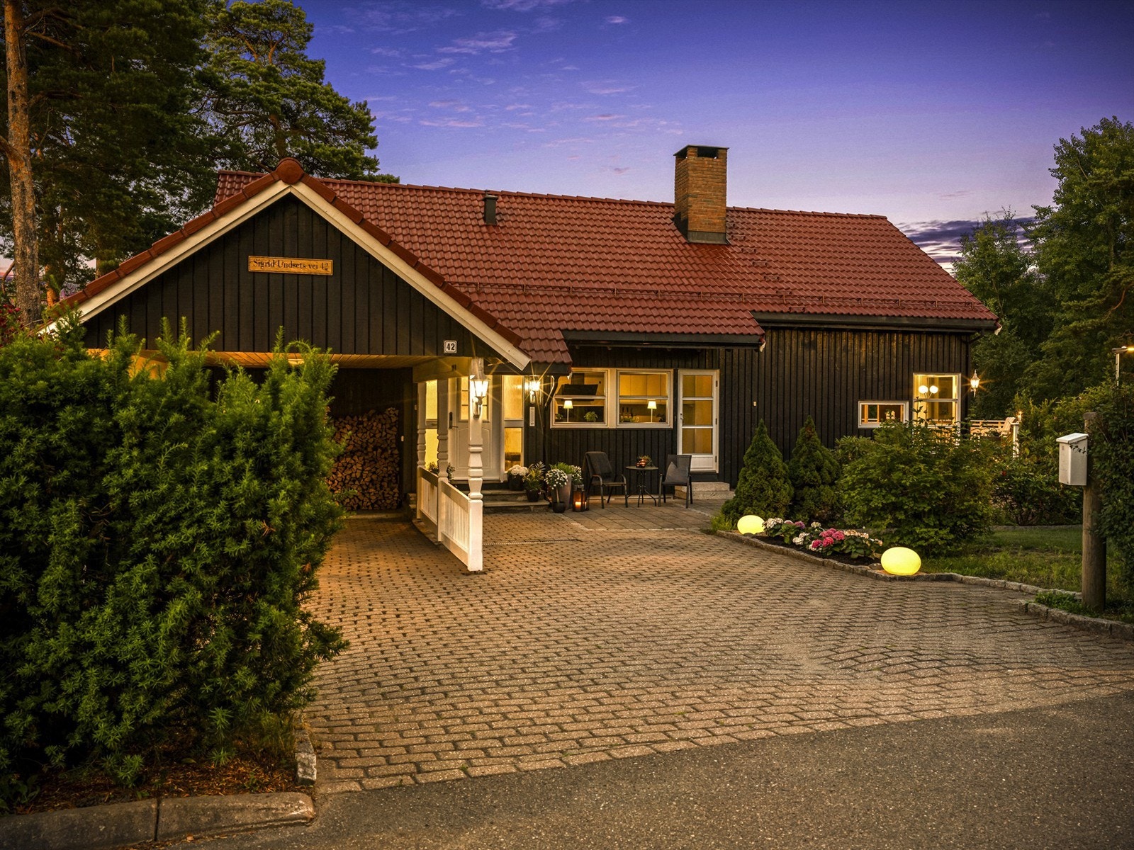 Eiendommen ligger helt innerst i gaten hvor det er både fredelig og barnevennlig. Galleribilde