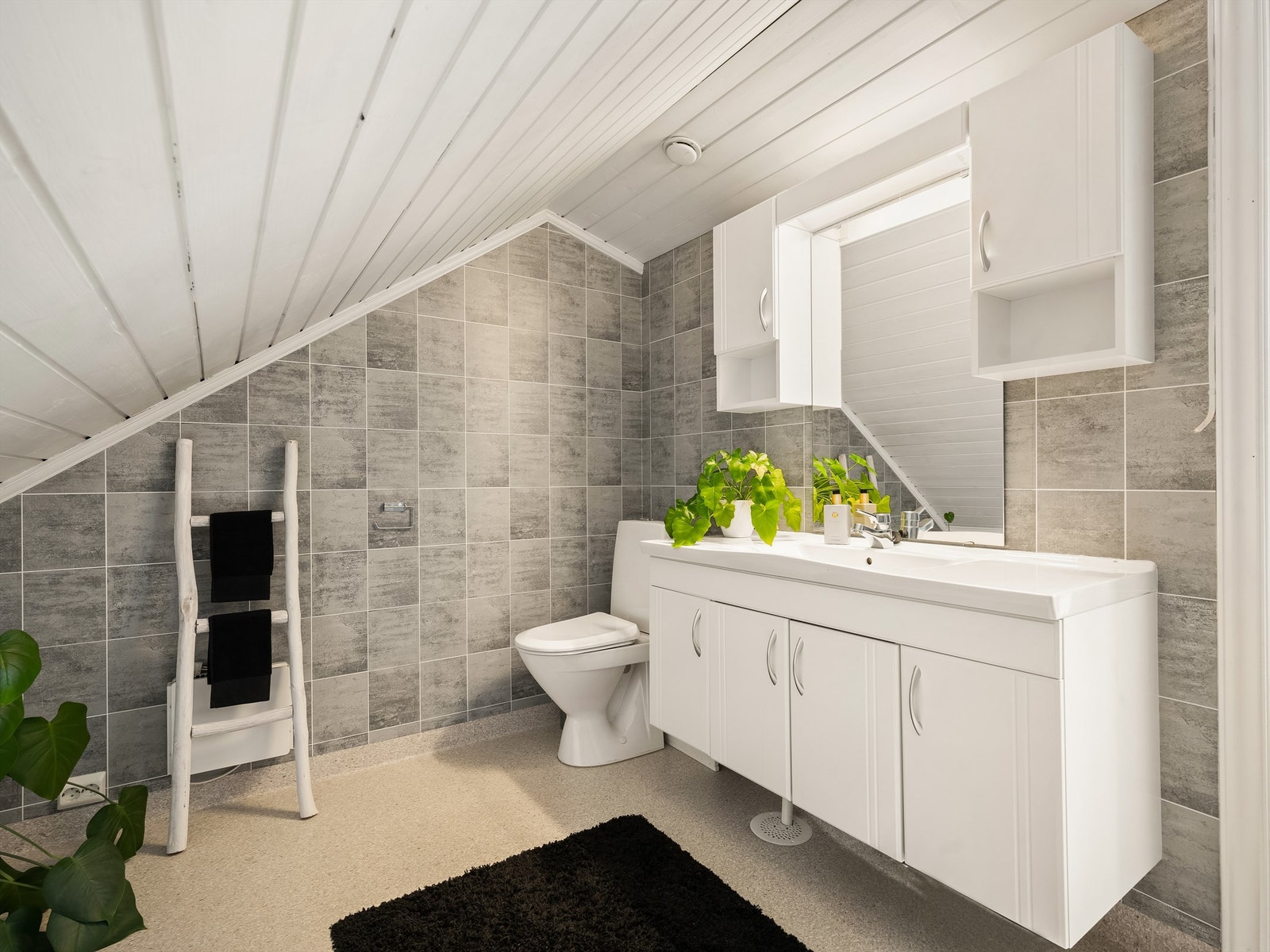 Loftsetasjens toalettrom er i senere år pusset opp med ny våtromstapet og nytt klosett. Galleribilde