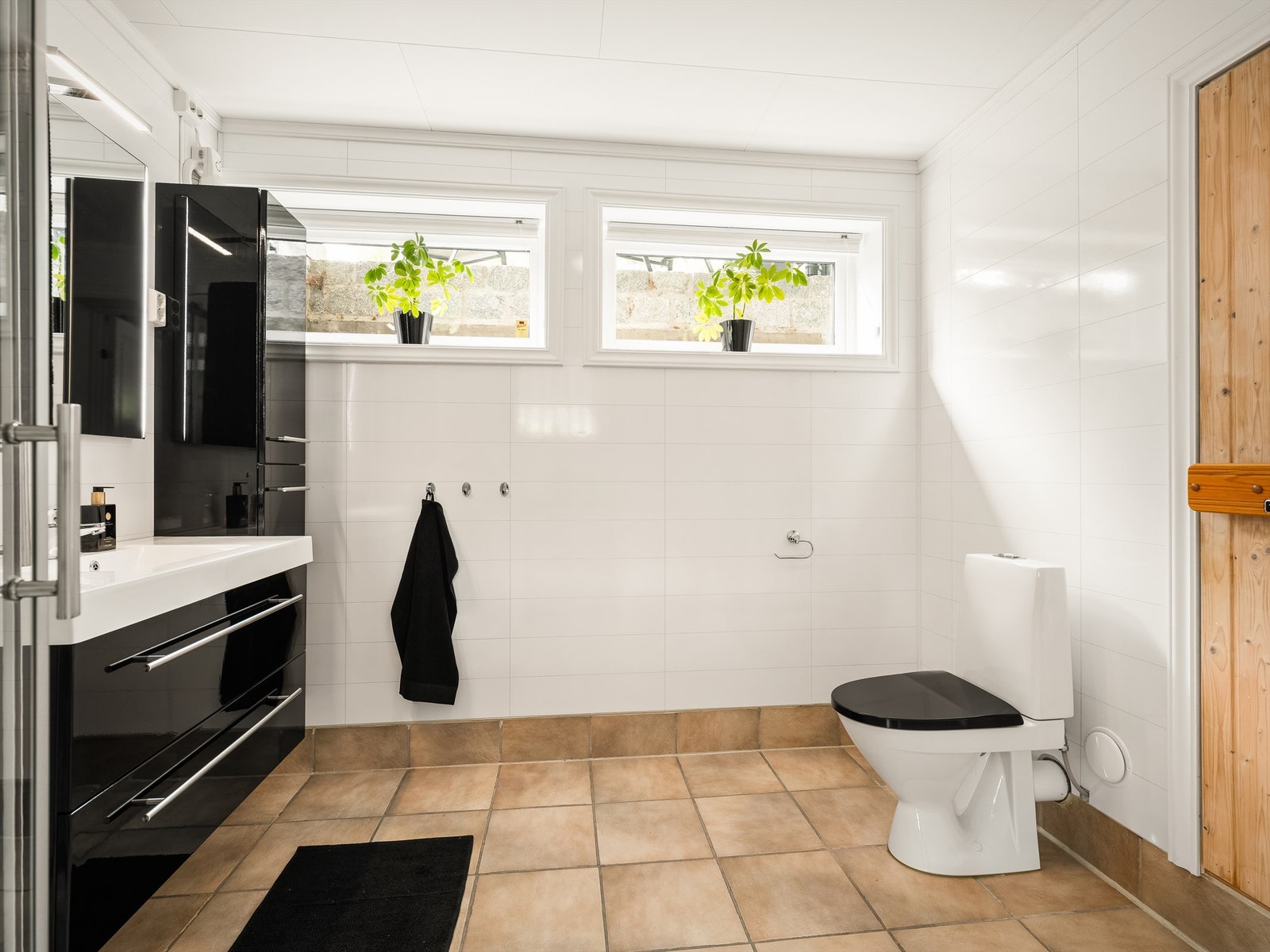 Som i hovedbadet har gulvet både varme og fliser, mens veggene er utført med flis-mønstrede våtromsplater. Galleribilde