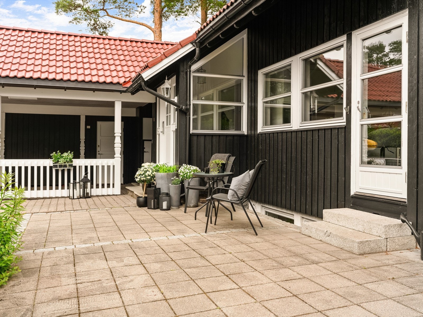 Oppkjørselen og inngangspartiet er helhetlig utført med belegningsstein. Galleribilde