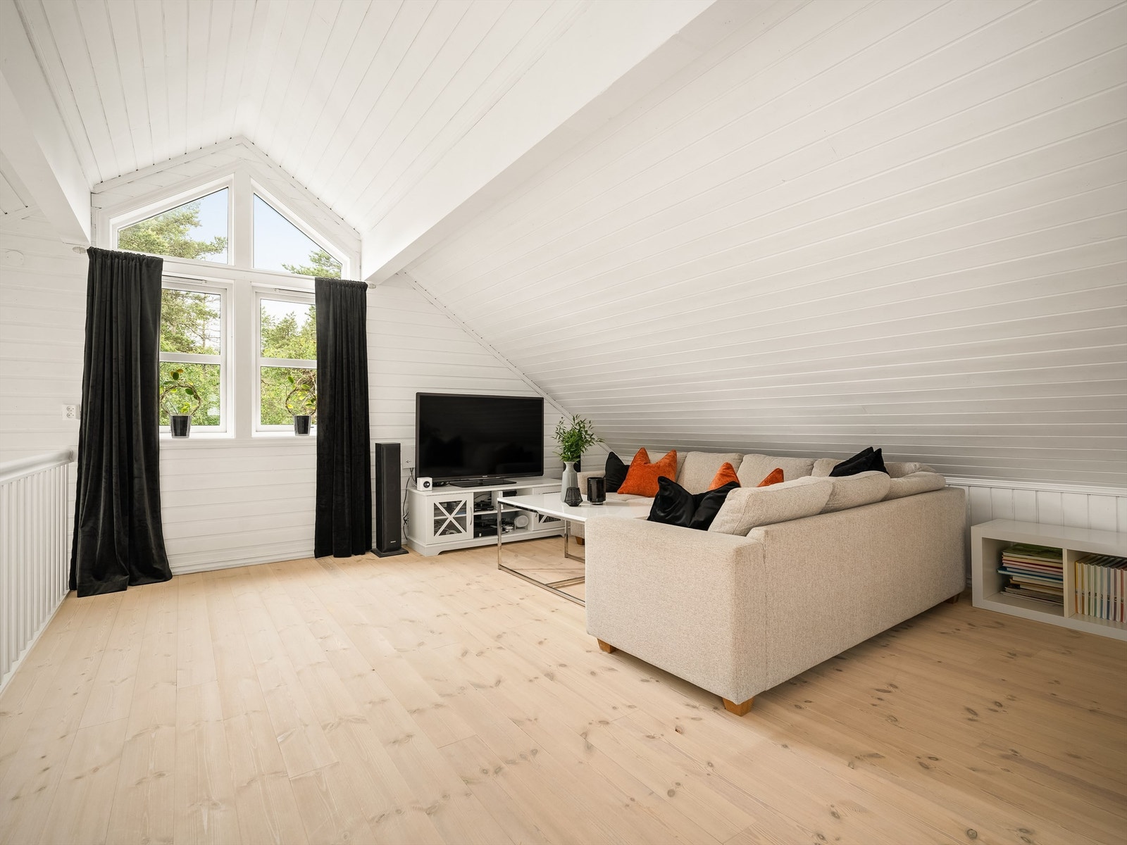 Loftstuen er på hele 30 kvm. og har i tillegg god takhøyde. Galleribilde