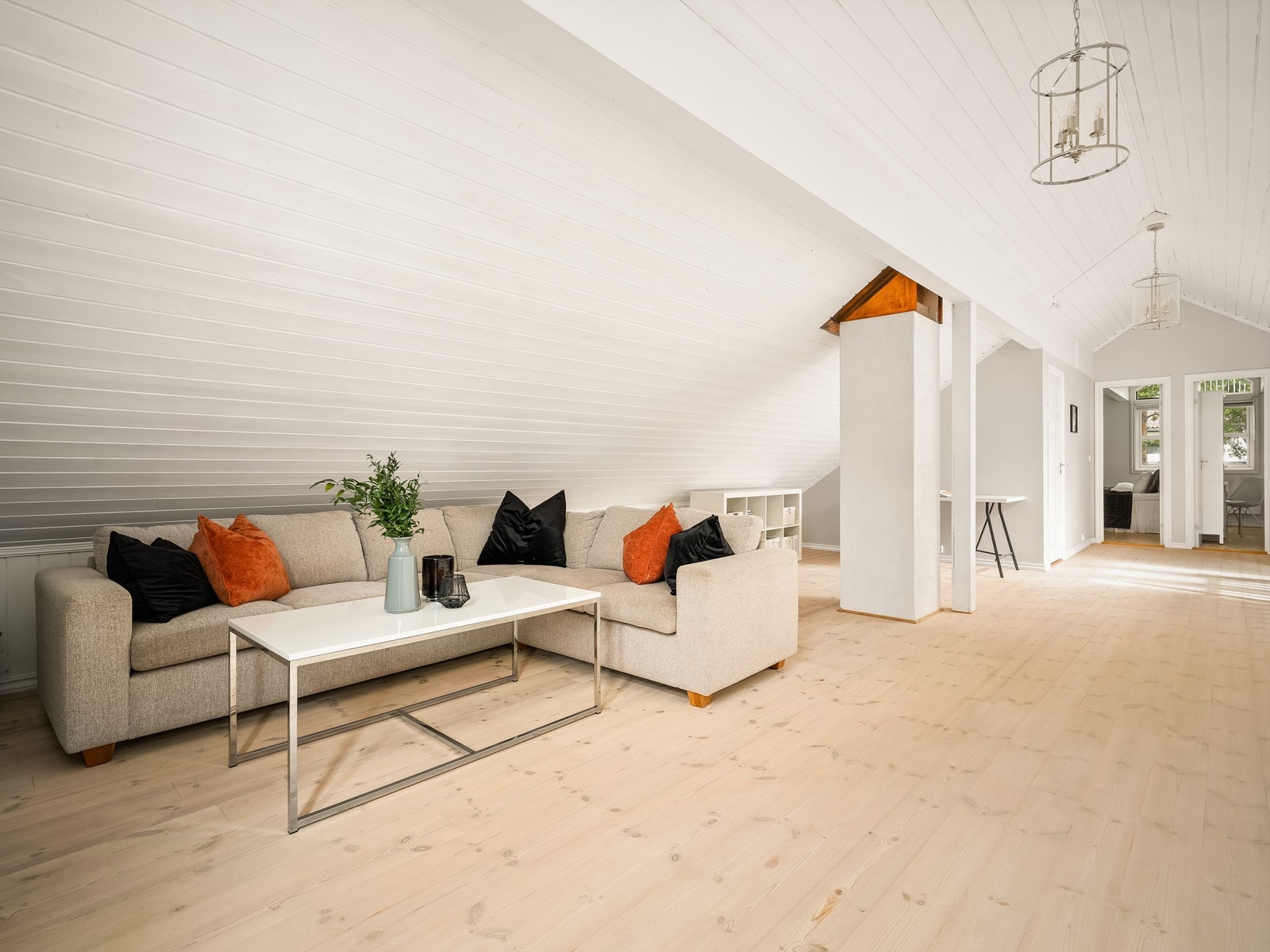 Skrånende himlinger fremmer en lun og intim lofts-atmosfære. Galleribilde