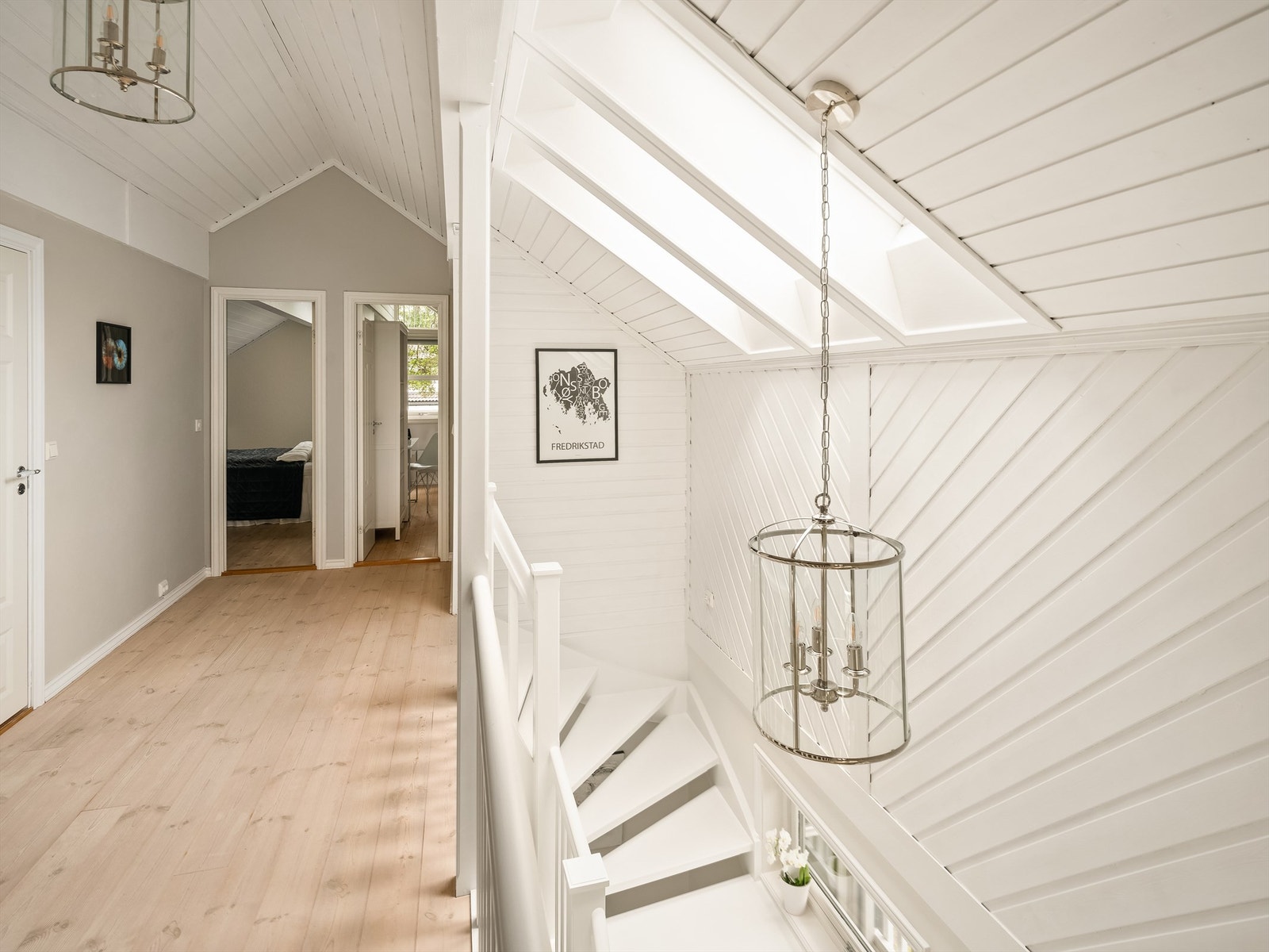 Toalettrom og soverom er samlet rundt gangen innenfor loftstue Galleribilde