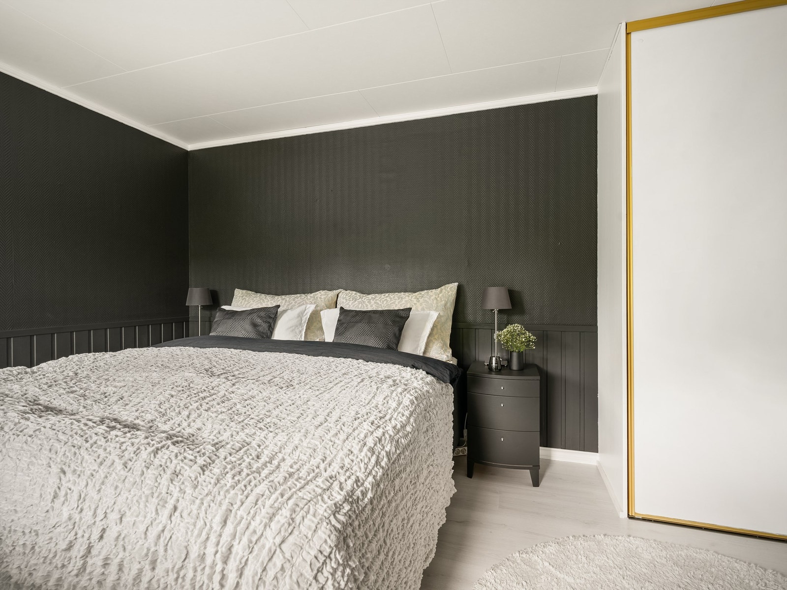 Hovedsoverommet har gulvvarme. 2 skyvedørsgarderober oppbevarer klærne lett tilgjengelig Galleribilde