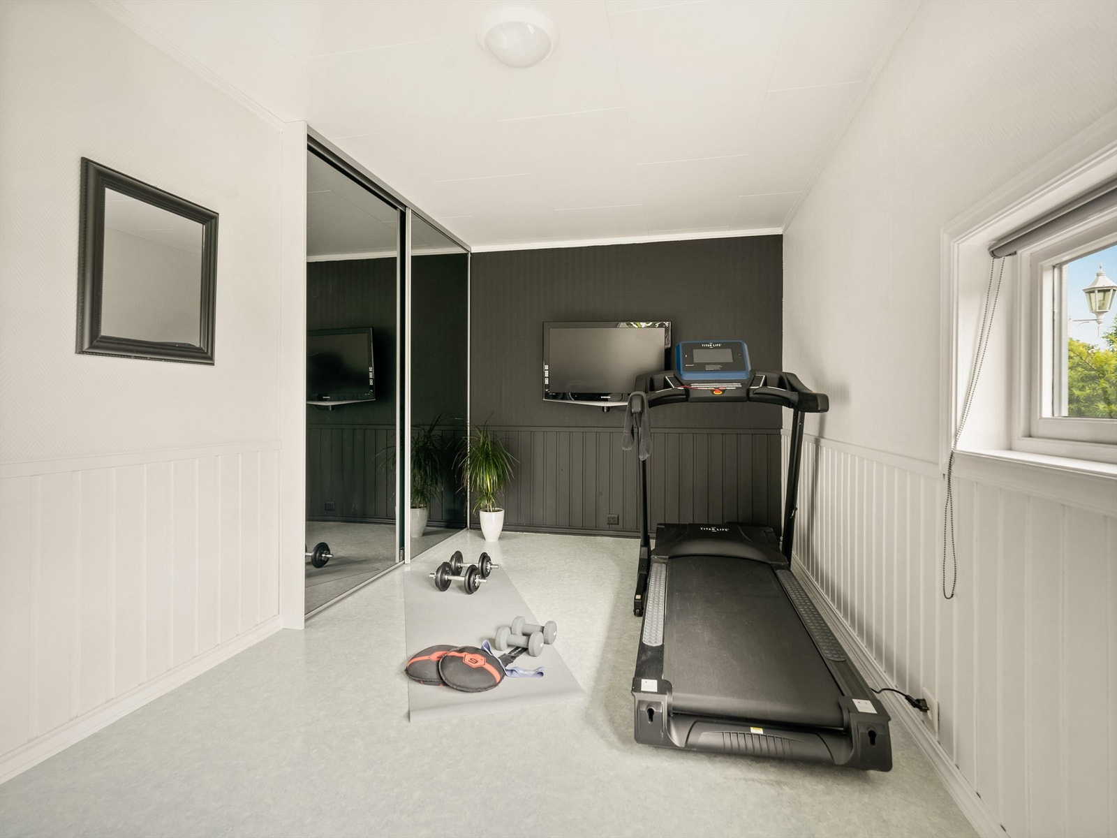 Dette soverommet på ca. 13 kvm. benyttes i dag som trimrom og har heldekkende belegg samt gulvvarme. Galleribilde