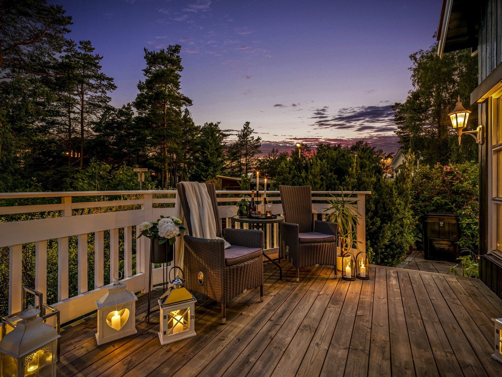 Ubebygget grøntareal i syd innebærer at terrassen har svært lite innsyn. Galleribilde