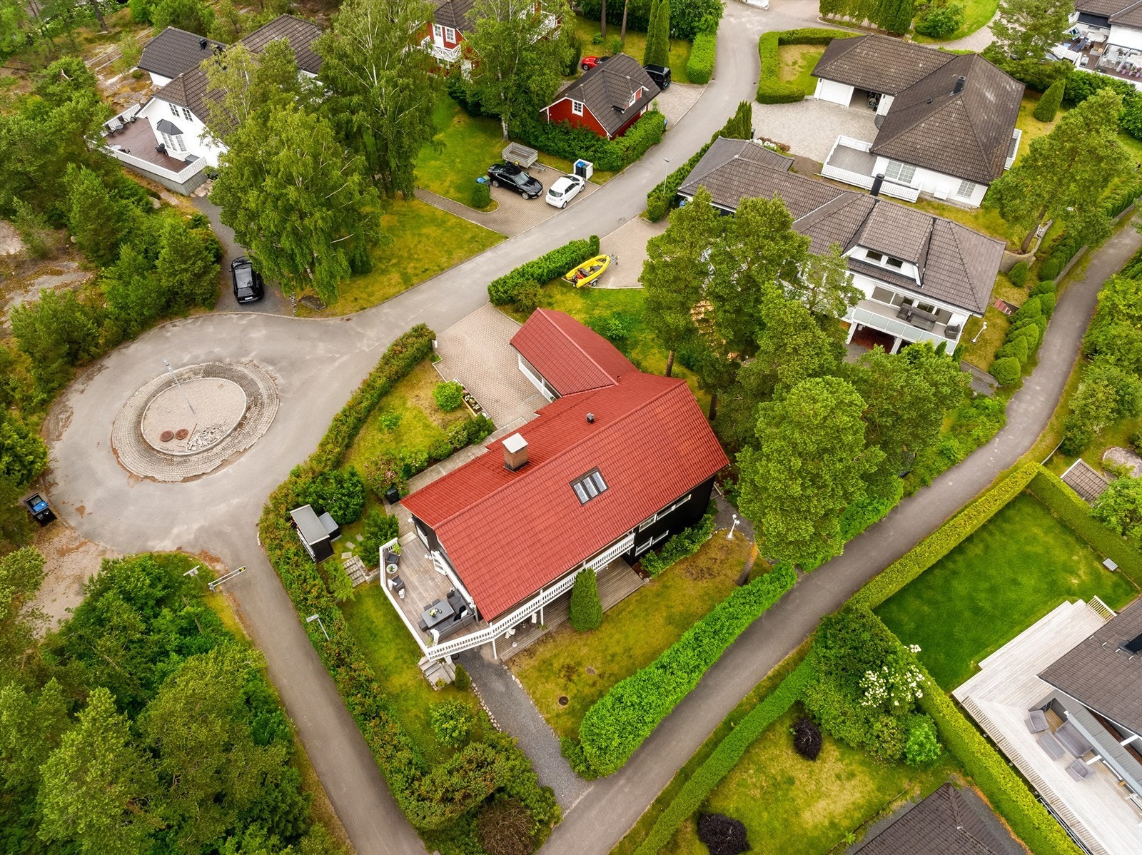 Tomtens 643 kvm. består foruten oppkjørsel og inngangsparti av en veletablert, vakker hage med prydbusker og planter. Galleribilde