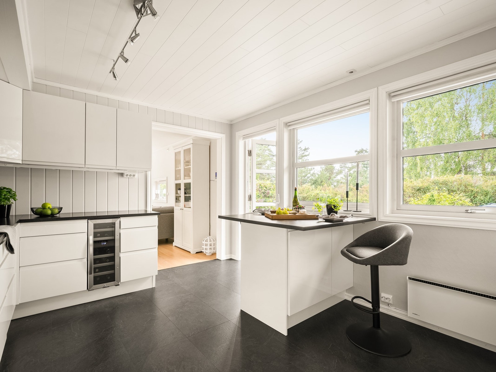 Vinflasker kan oppbevares rett temperert i eget kjøleskap. Galleribilde