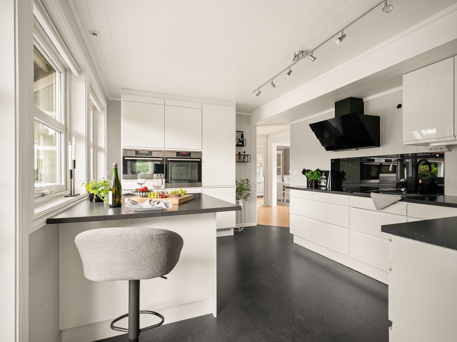 Kjøkkenet ble pusset opp tidlig i 2017 og samtidig oppgradert med helt ny innredning fra Norema. Galleribilde