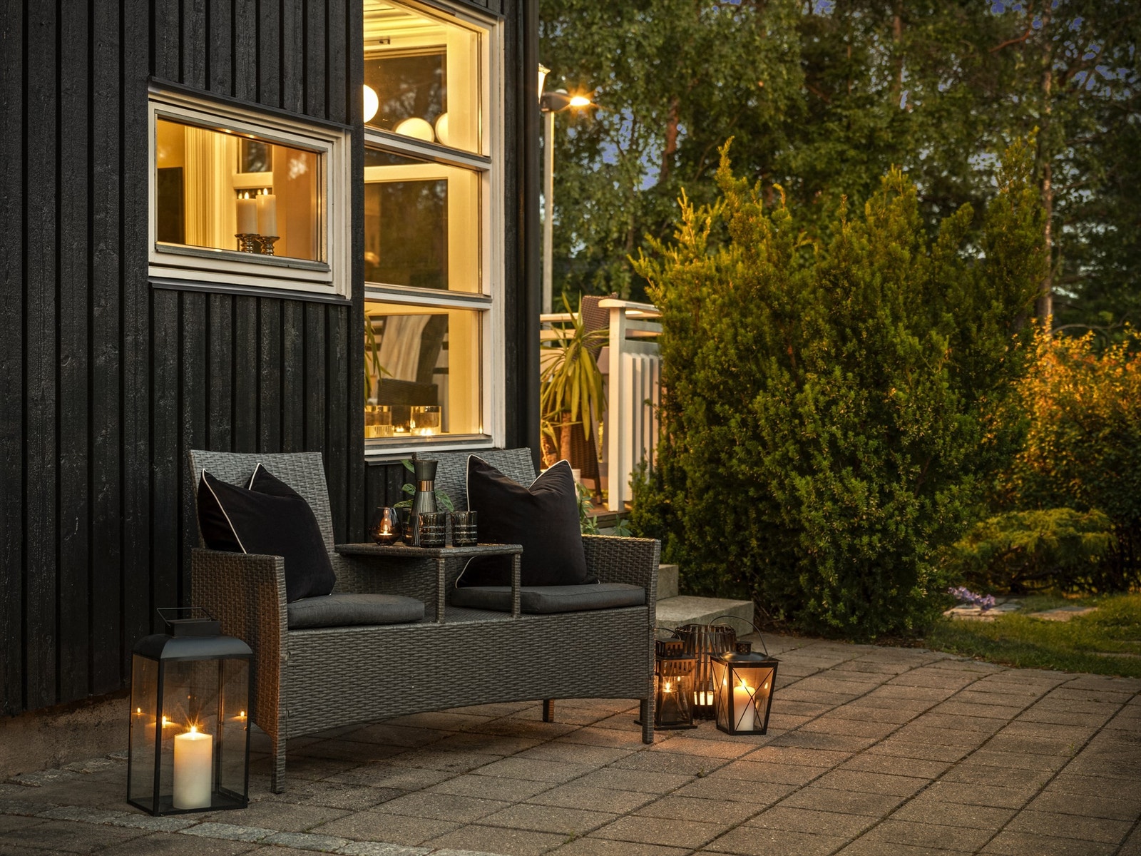 Utenfor inngangspartiet og kjøkkenet er det sommerstid sol fra ettermiddag til kveld. Galleribilde