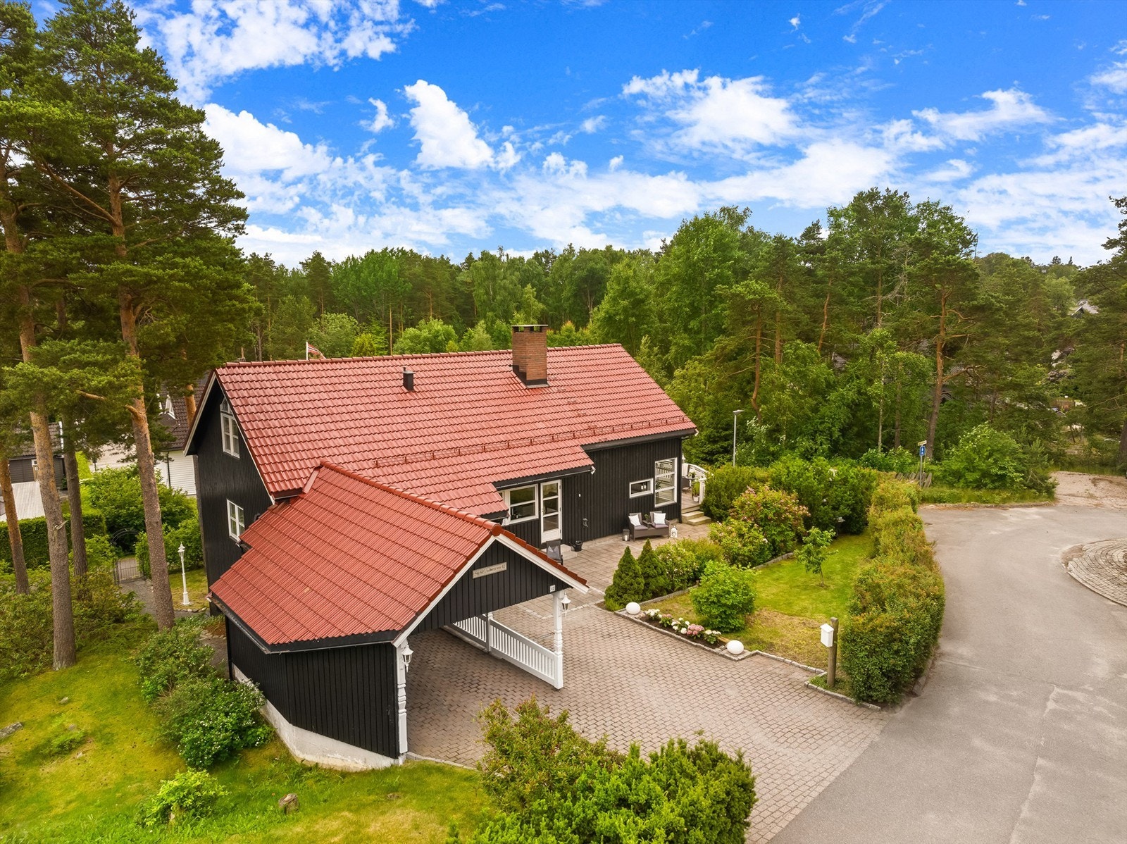 Taksteinen ble rengjort og sprøytemalt høsten 2023. Galleribilde