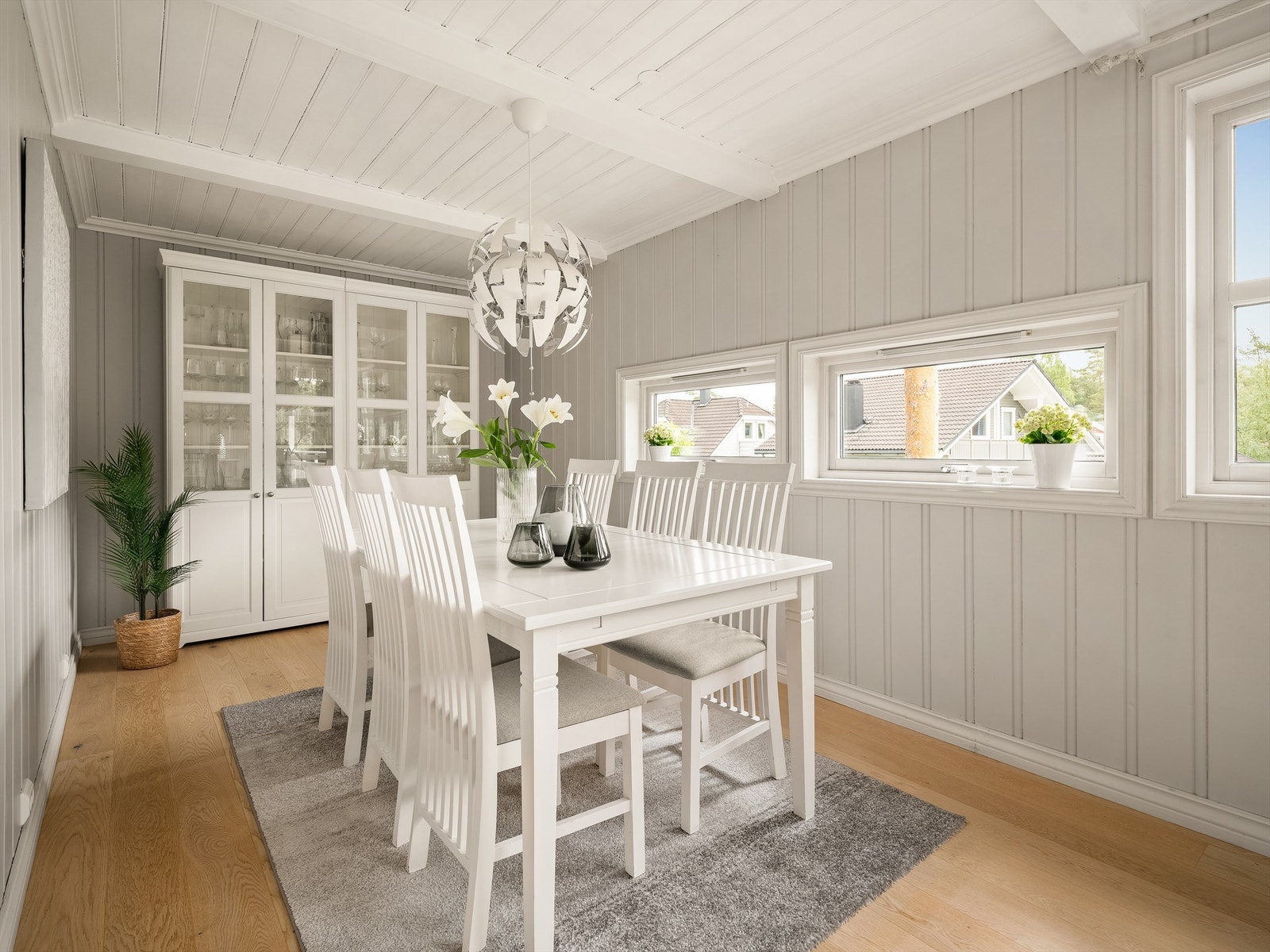 En romslig spisestue er i tidligere år etablert i etasjens opprinnelige soverom. Galleribilde