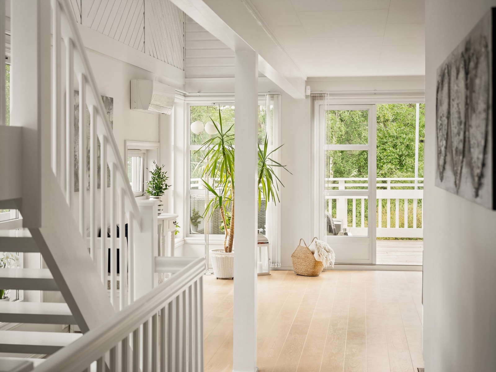 Trapp og rekkverk ble malt i 2023. Galleribilde