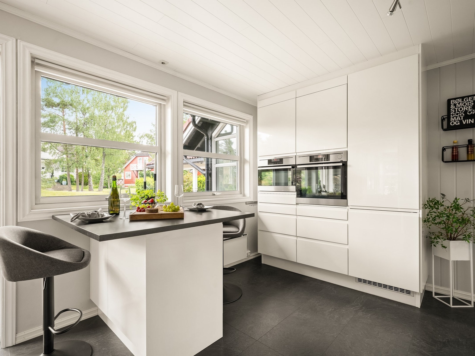 Kjøkkenets smarte barløsning er ypperlig for morgenkaffen og mindre måltider. Galleribilde