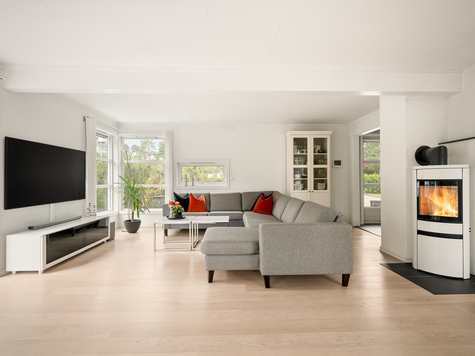 Malerarbeid og annen oppussing er utført både i stuen og de fleste øvrige rom siden 2017. Ny peis ble installert i 2018. Galleribilde