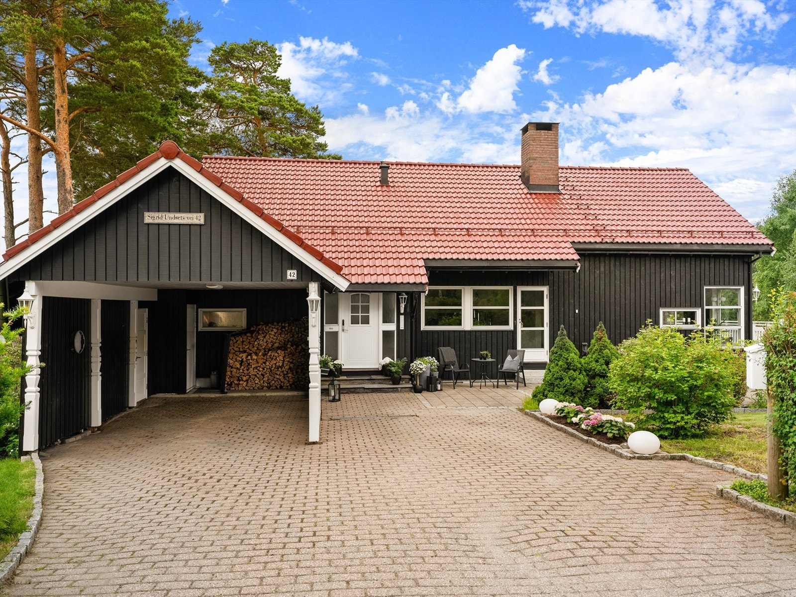 Elektronisk kodelås eliminerer behov for nøkler til inngangsdøren. Trappen utenfor har varmekabler. Lader er installert i carporten. Galleribilde