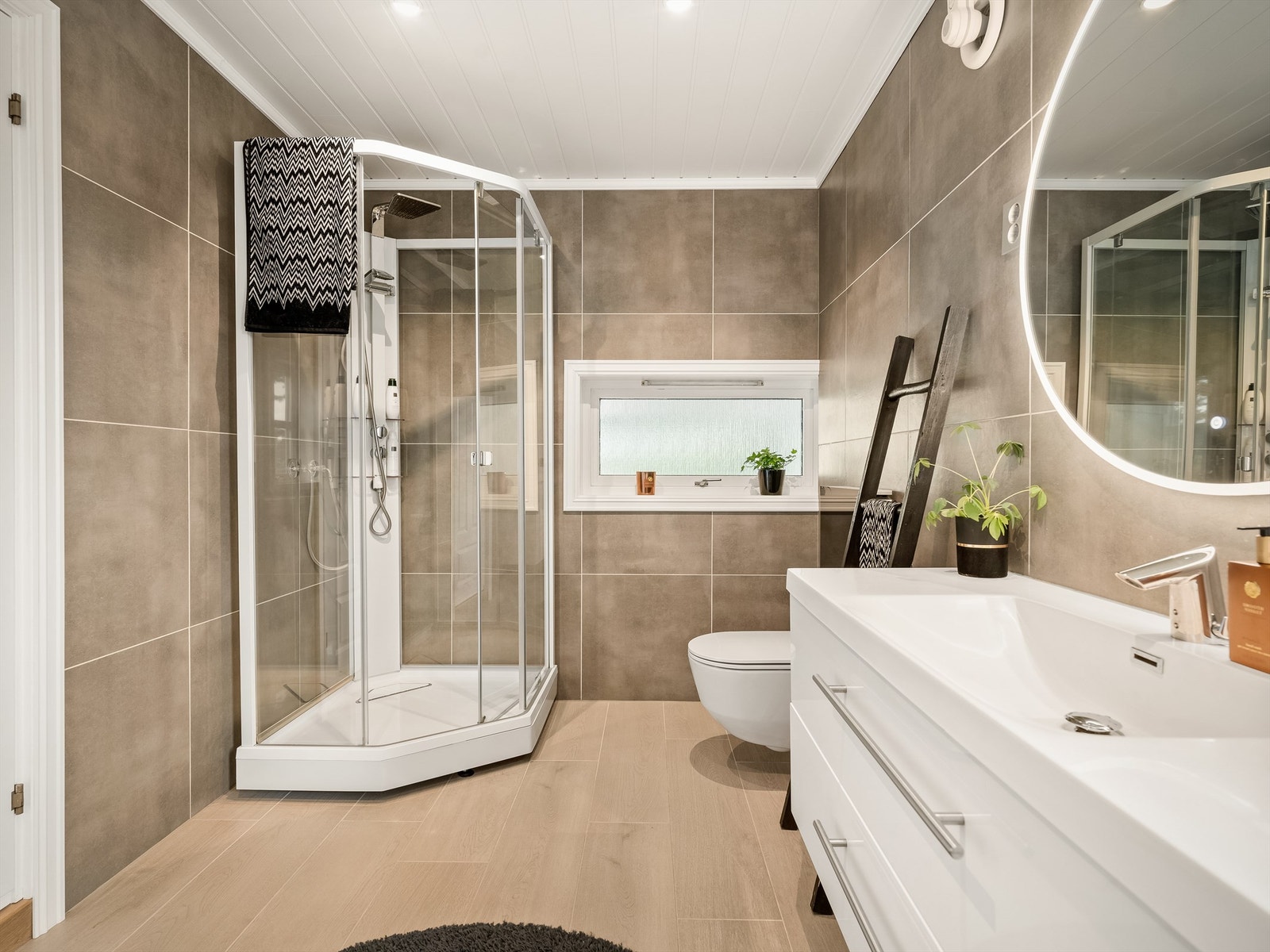 I tillegg til boblekar inneholder badet et dusjkabinett med hånd- og regndusj. Galleribilde