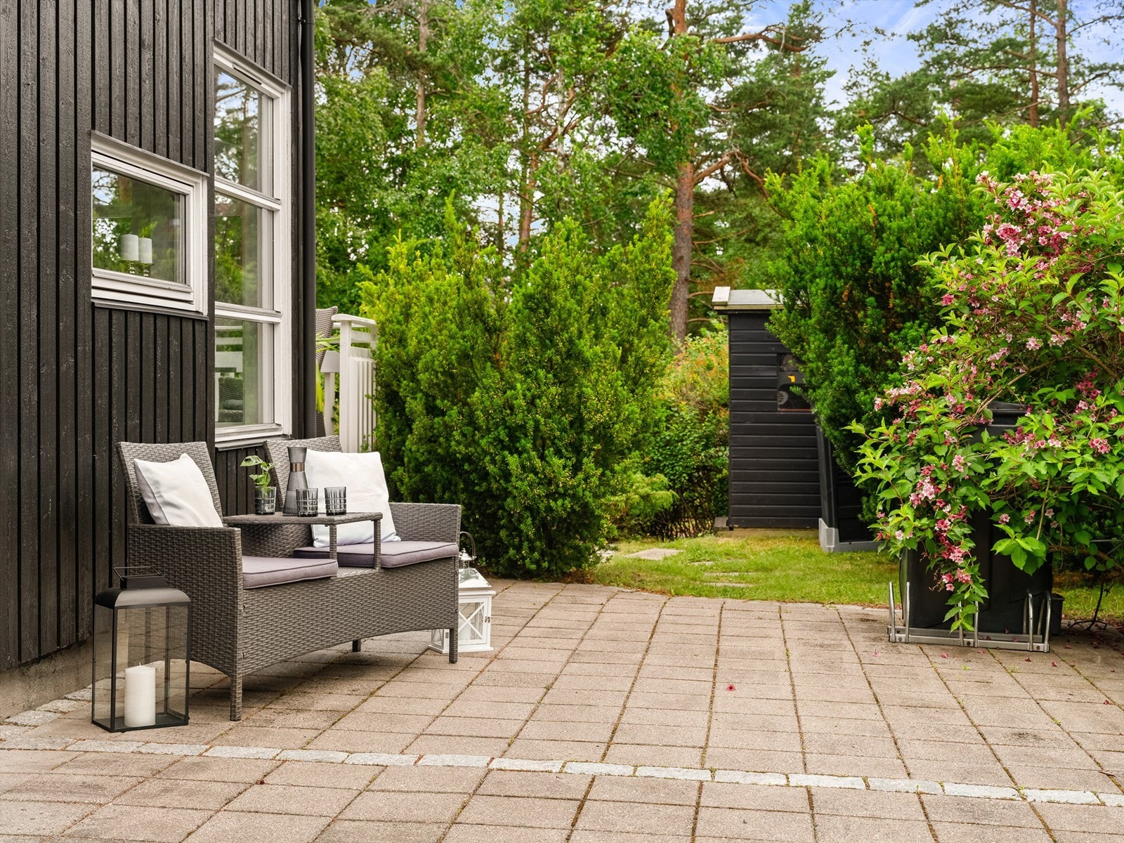 Redskapsbod er oppført syd i hagen i senere år. Galleribilde