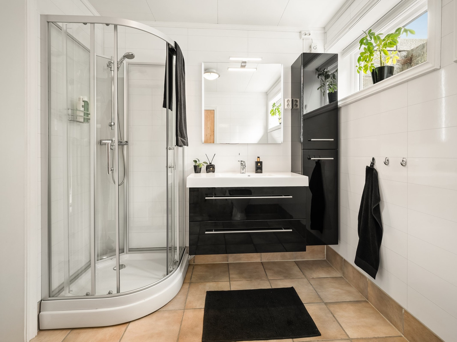 Overflatene i underetasjens bad ble pusset opp våren 2017. Galleribilde