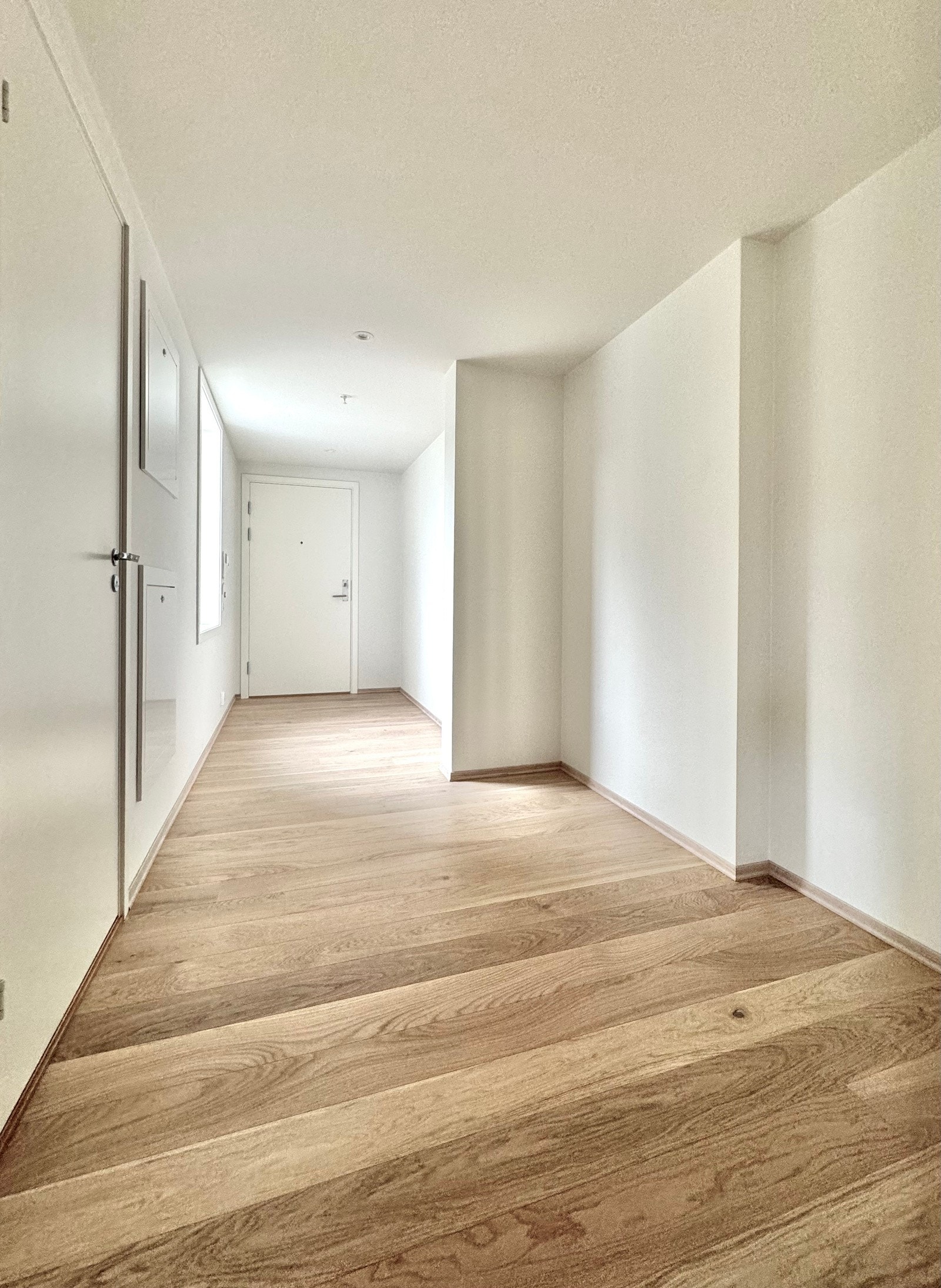 Entré/hall med stort vindu mot nord | muligheter for garderobe Galleribilde