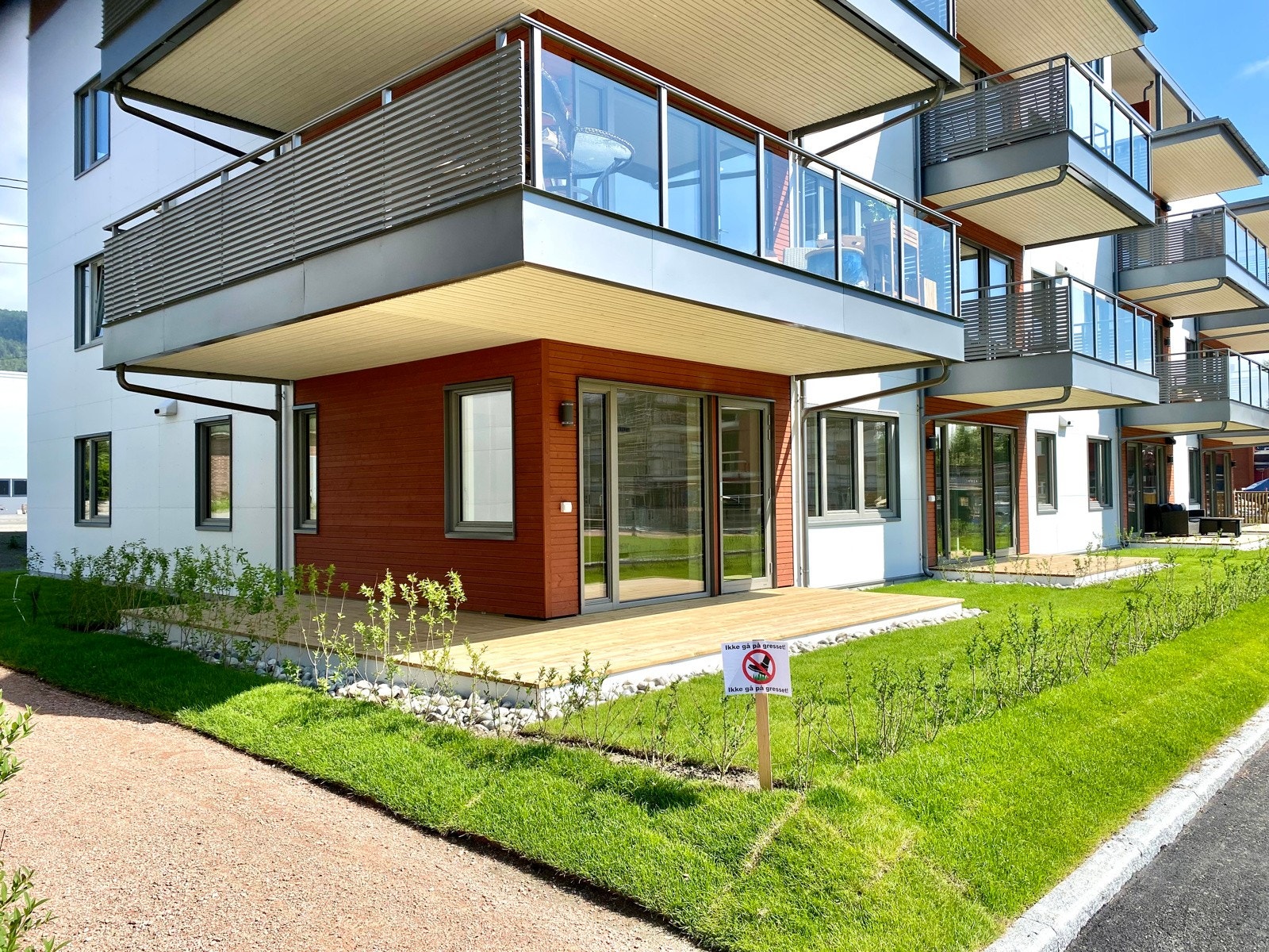 Leiligheten har gunstig plassering i 1. etasje med 20 kvm. overbygget markterrasse og i tillegg en liten hageflekk med hekk rundt Galleribilde