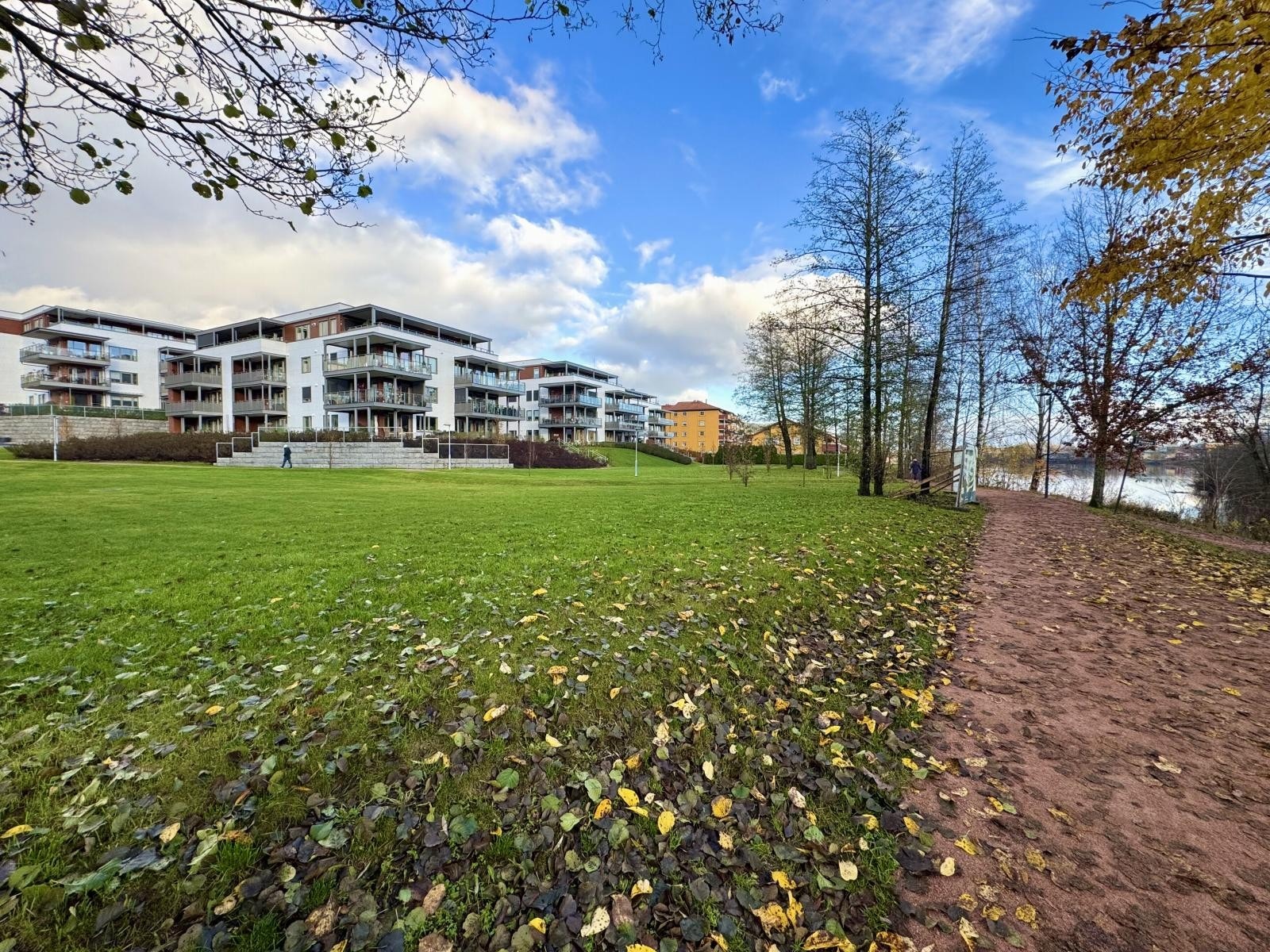Elvepromenaden går langs elva helt ned til byen og til det nye sykehuset Galleribilde