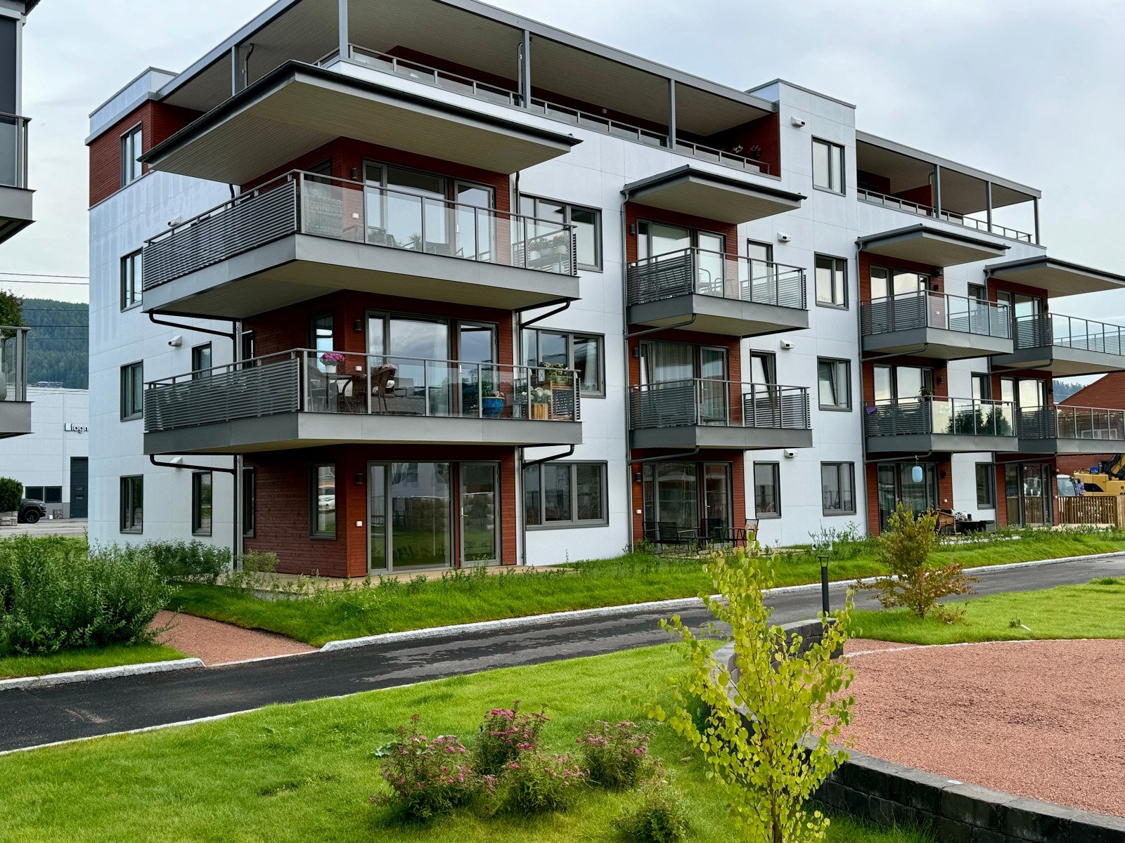 Markterrasse + liten hageflekk med hekk rundt | leiligheten ligger som ende med vinduer på hele 3 sider Galleribilde