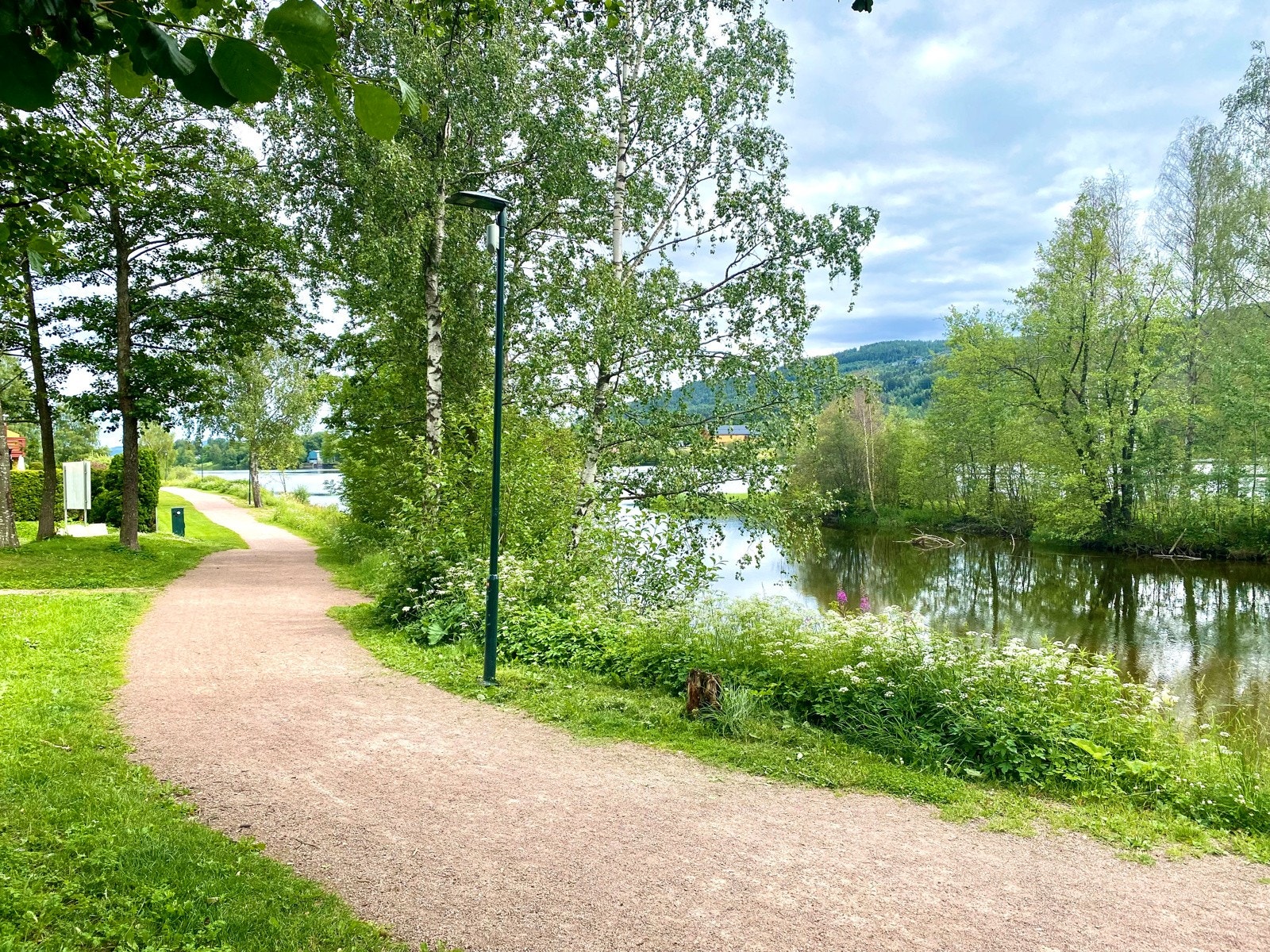 Spaserveier langs elva og fra Pålsøya Park og ned til byens sentrum | ypperlig for en spasertur eller sykling Galleribilde