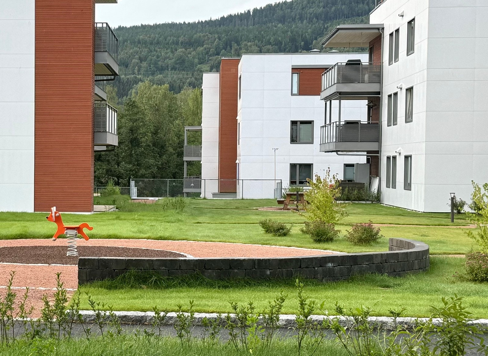 Utsikt til stort åpent grøntområde | glimt av elva Galleribilde