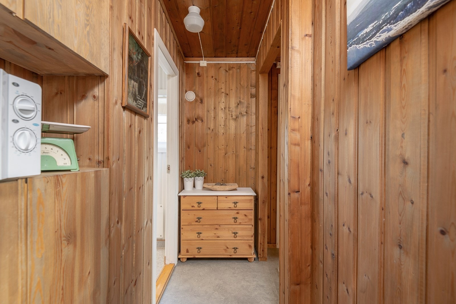 Gang med adkosmt til soverom og badet. Galleribilde