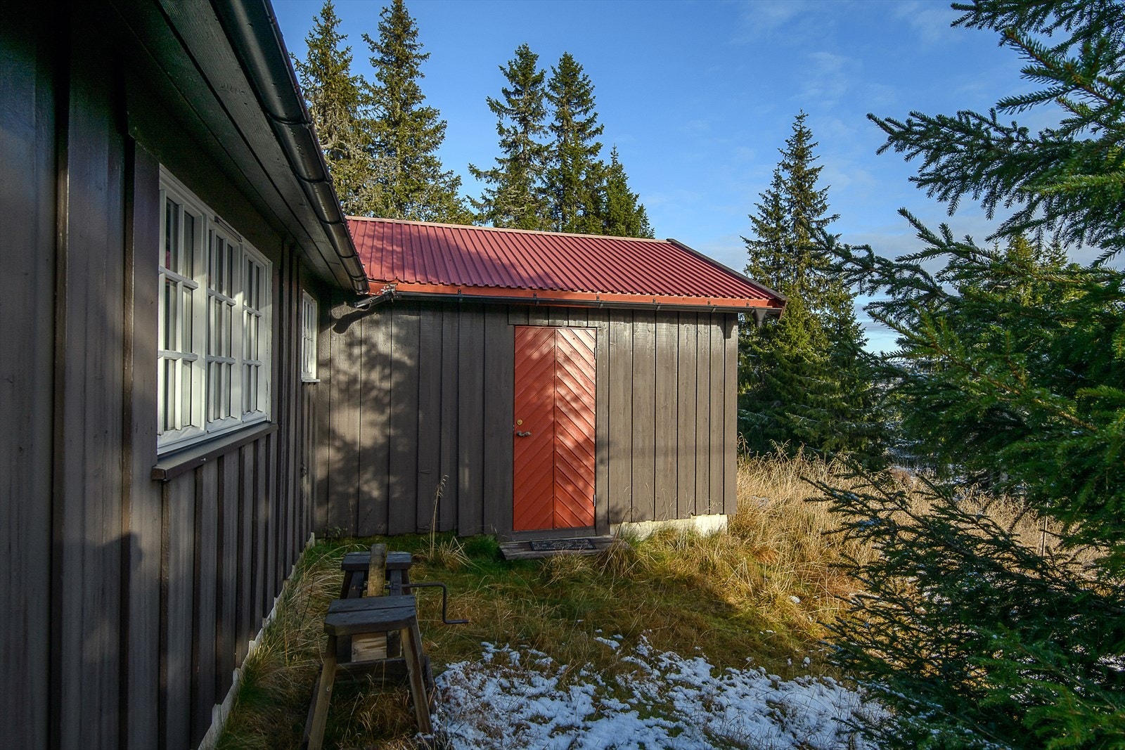 Hytta har 2 innganger. Galleribilde