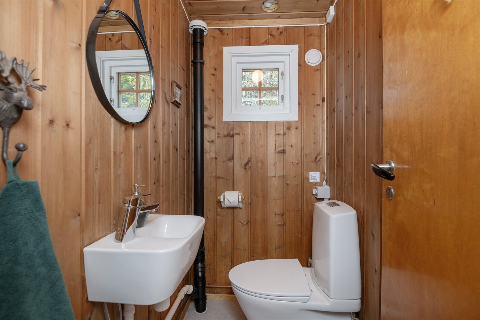 Hytta har separat do med enkel servant. Galleribilde