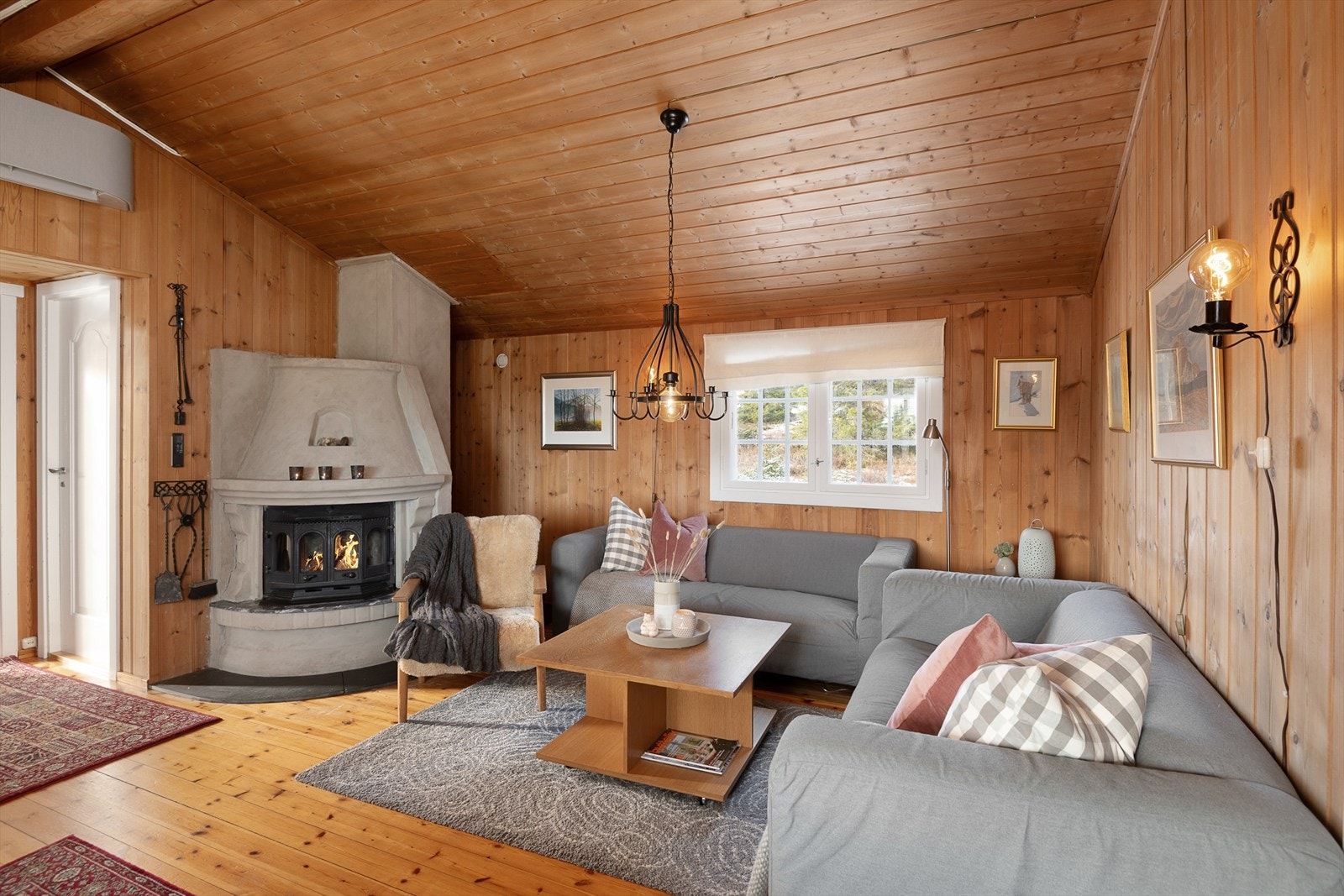 Velkommen til Revbekkvegen 84! Koselig hytte med meget sentralt beliggenhet på Sjusjøen. Rett ved skistadion og gangavstand til sentrum. Foto: Lars Marius Bækkevold. Galleribilde