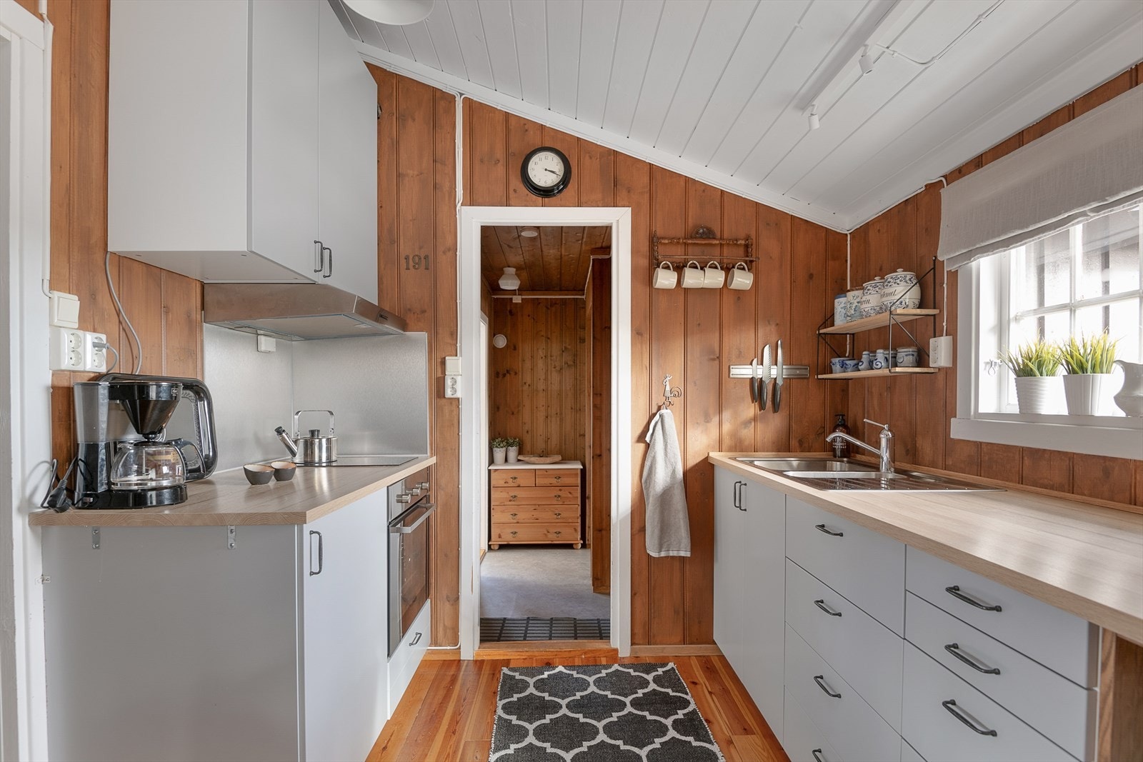 Kjøkkenet ligger i tilstøtende rom til stua. Innredning på begge sider av rommet med fint lys inn over kjøkkenbenken. Galleribilde